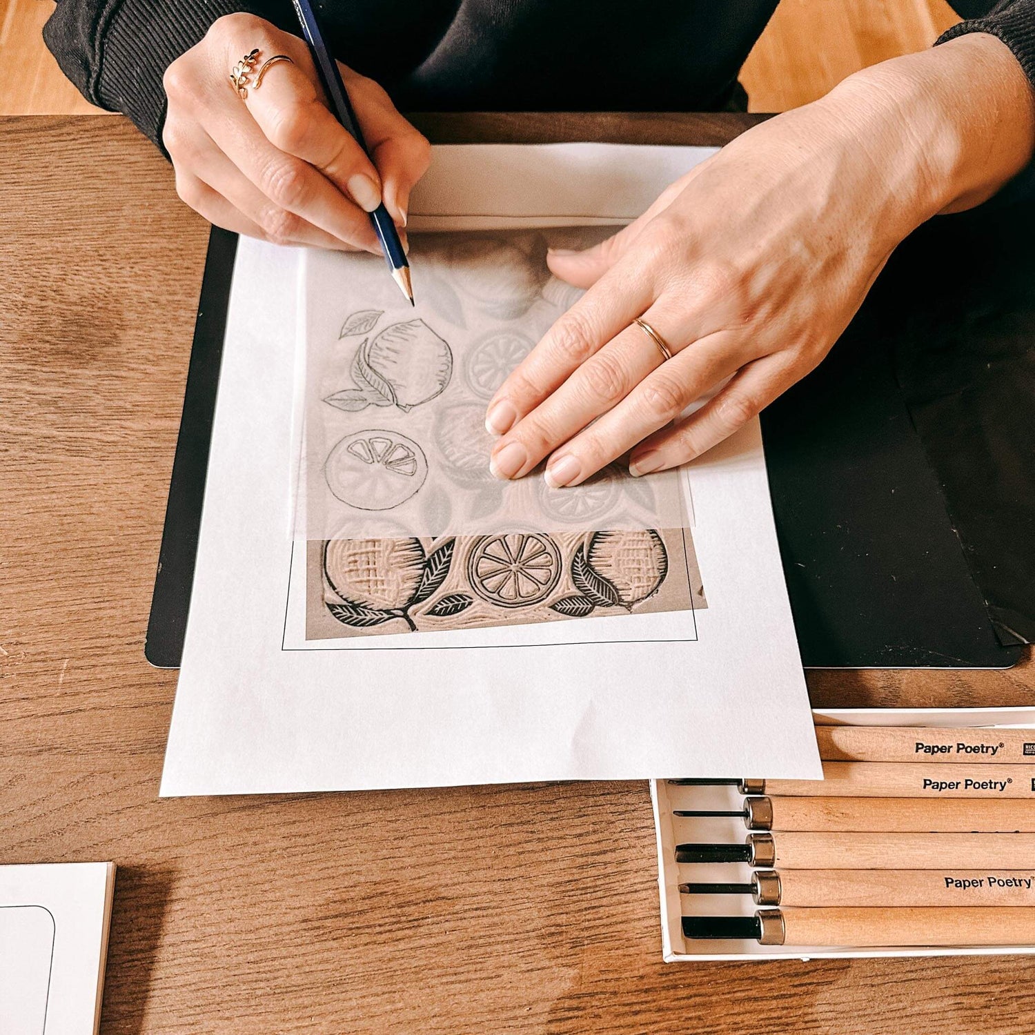 Abpausen von Zitronen auf Blatt mit Bleistift – Linolschnitt, Linoldruck, DIY Workshop.