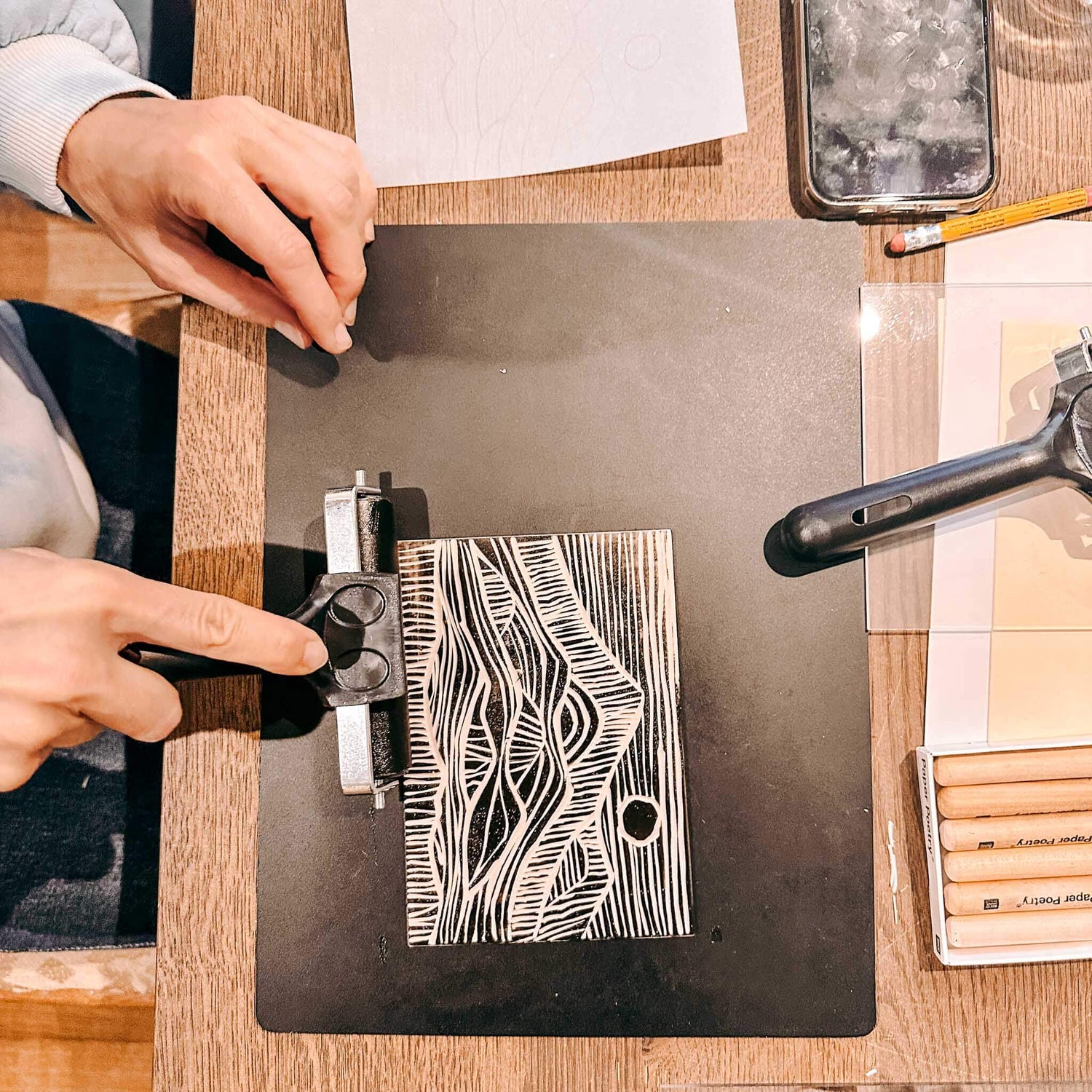 Druck mit schwarzer Farbe, Muster auf Karte – Linolschnitt, Linoldruck, DIY Workshop.