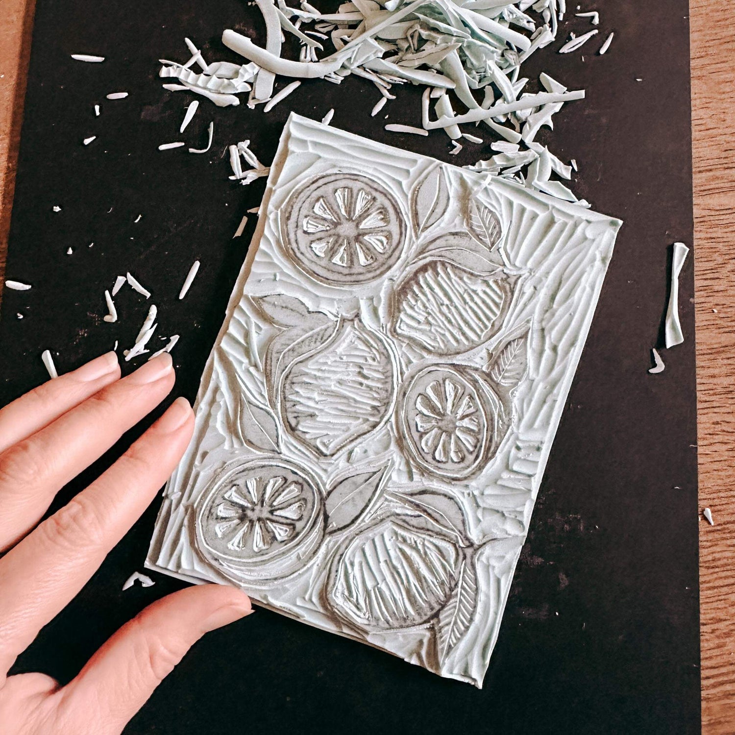 Zitronen-Vorlage ausgeschnitten auf schwarzem Hintergrund – Linolschnitt, Linoldruck, DIY Workshop.