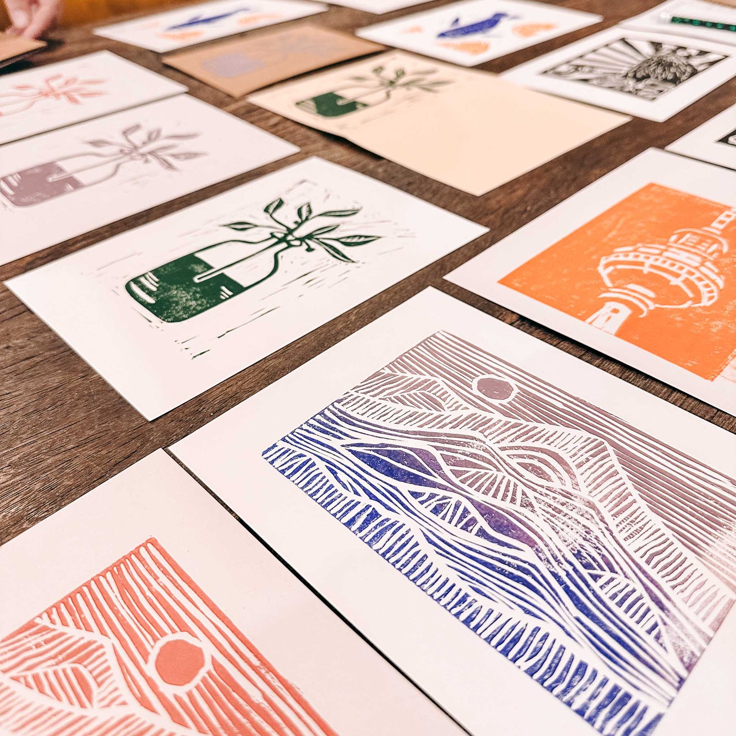 Verschiedene Farben, Formen und Muster auf Karten gedruckt – Linolschnitt, Linoldruck, DIY Workshop.