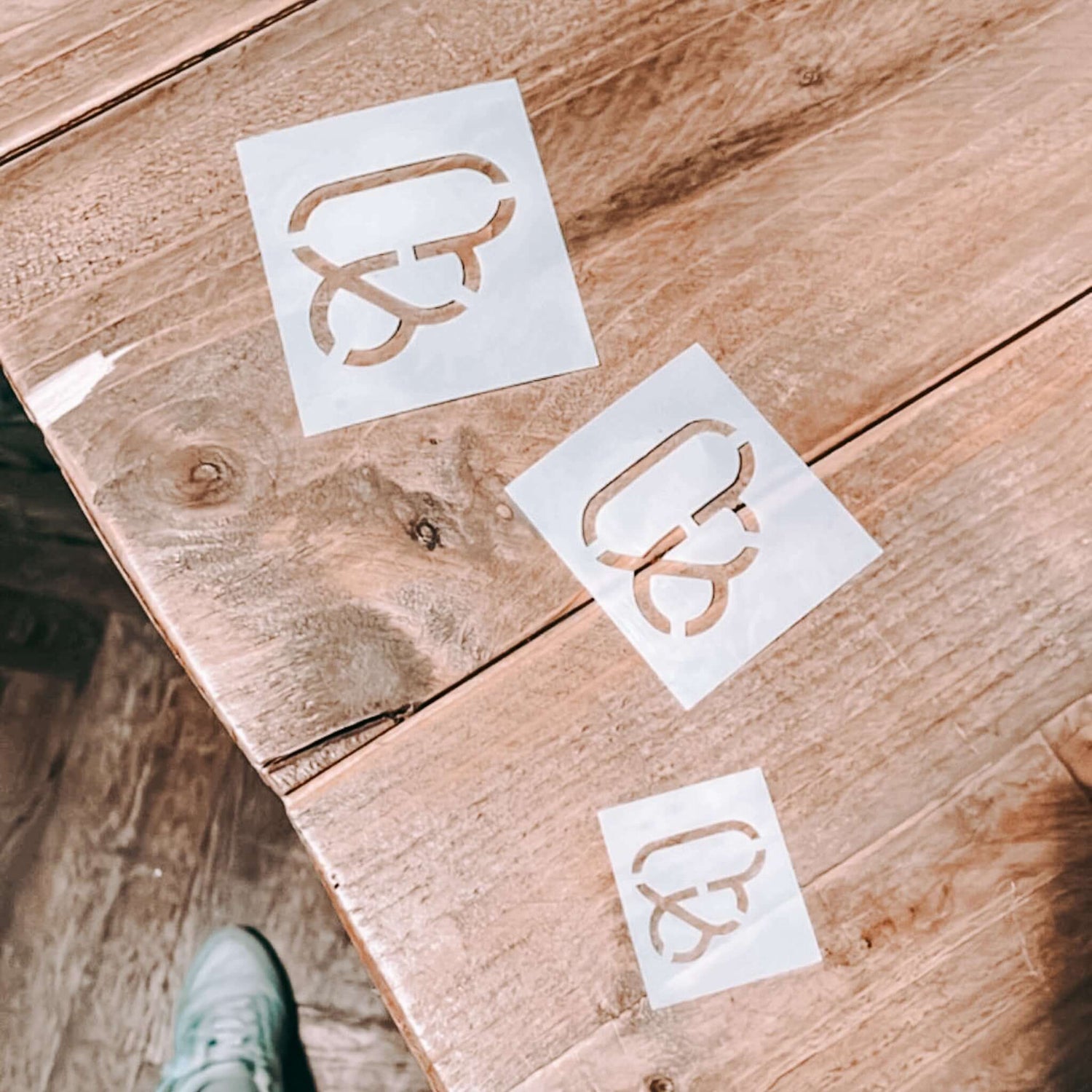 Firmenlogo als Schablone auf Tisch – Glitzertattoos für Teamevent oder JGA gestalten.