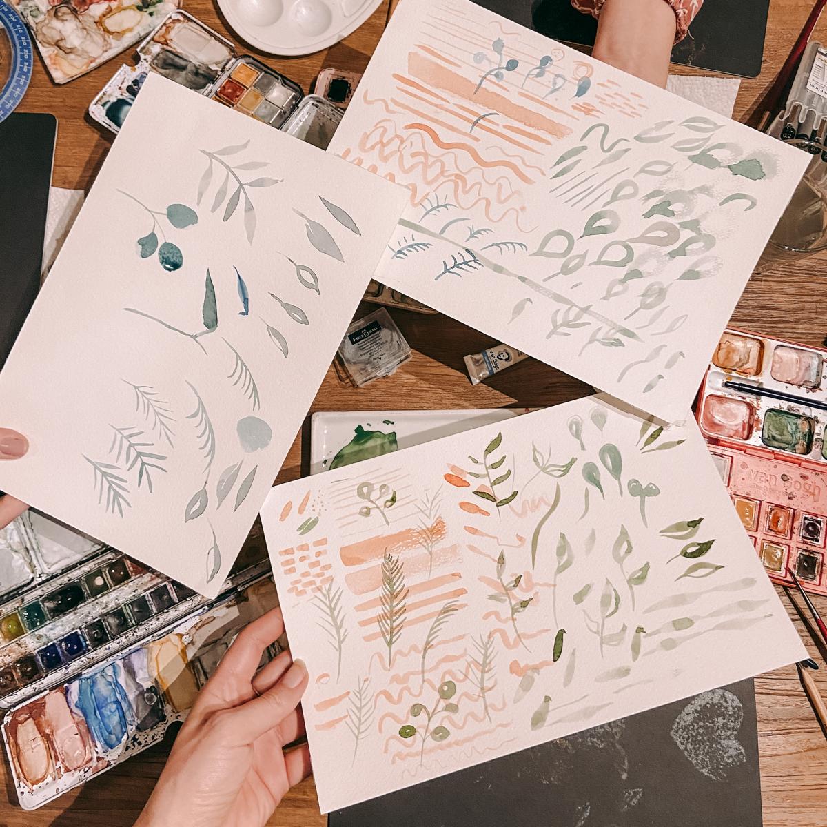 Große Aquarellbilder mit Blumen und Mustern, Farbkasten im Hintergrund – Aquarell, Watercolour, Firmenevent.