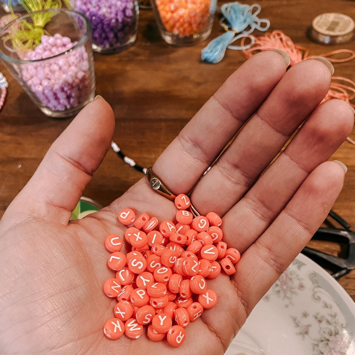 Verschiedene Perlen in einer Hand gehalten, kreativer Schmuck-Workshop bei Grimms Garten Berlin
