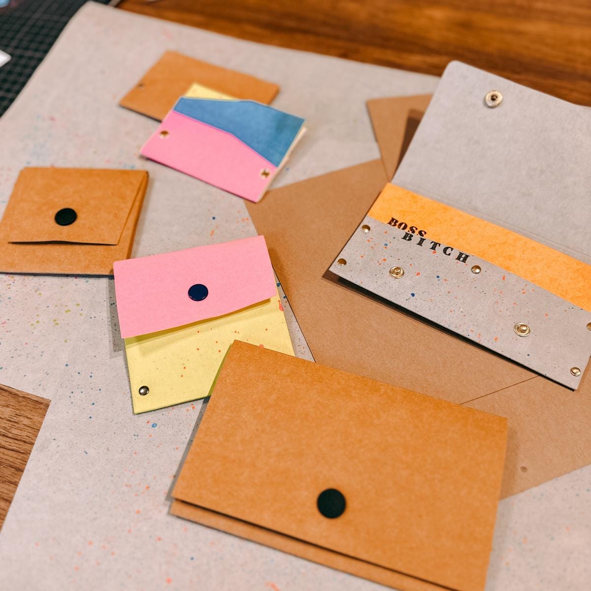 Verschiedene fertige vegane Leder-Portemonnaies in bunten Farben – DIY Workshop, nachhaltige Accessoires, Firmenevent.