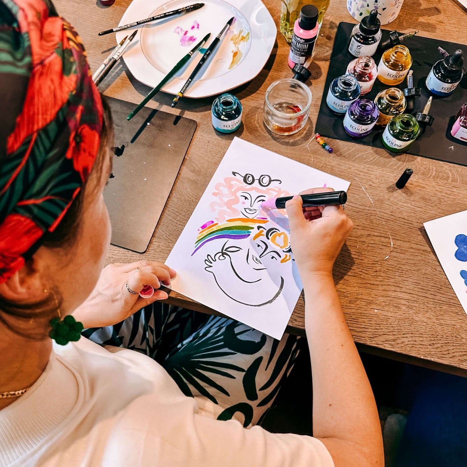 Frau malt Aquarell-Portrait mit bunten Farben – interaktives Teamevent für Firmenfeier oder JGA.