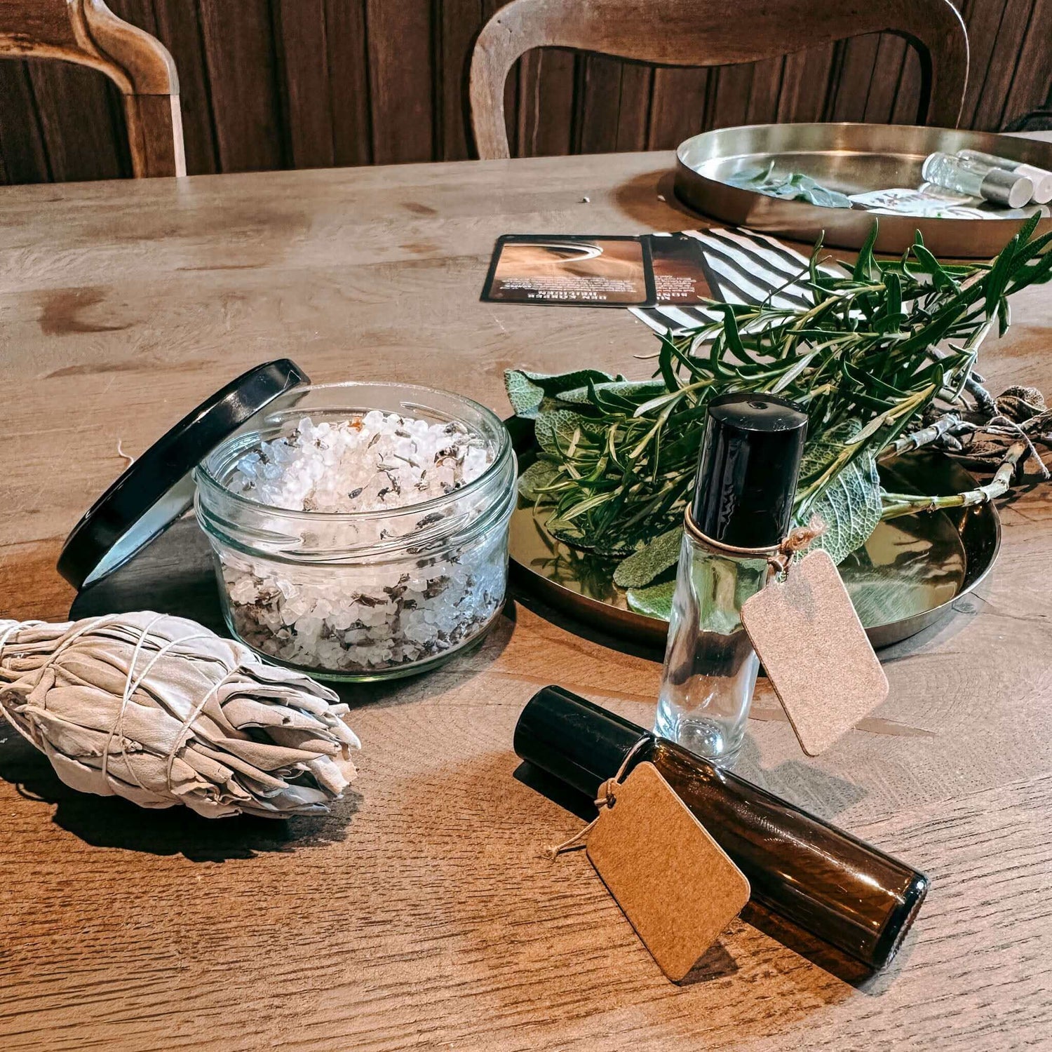 Salzkristalle im Glas mit Räucherbündel und Kräutern auf Tisch – rauhnächte workshop, räucherkräuter, diy ritualset.