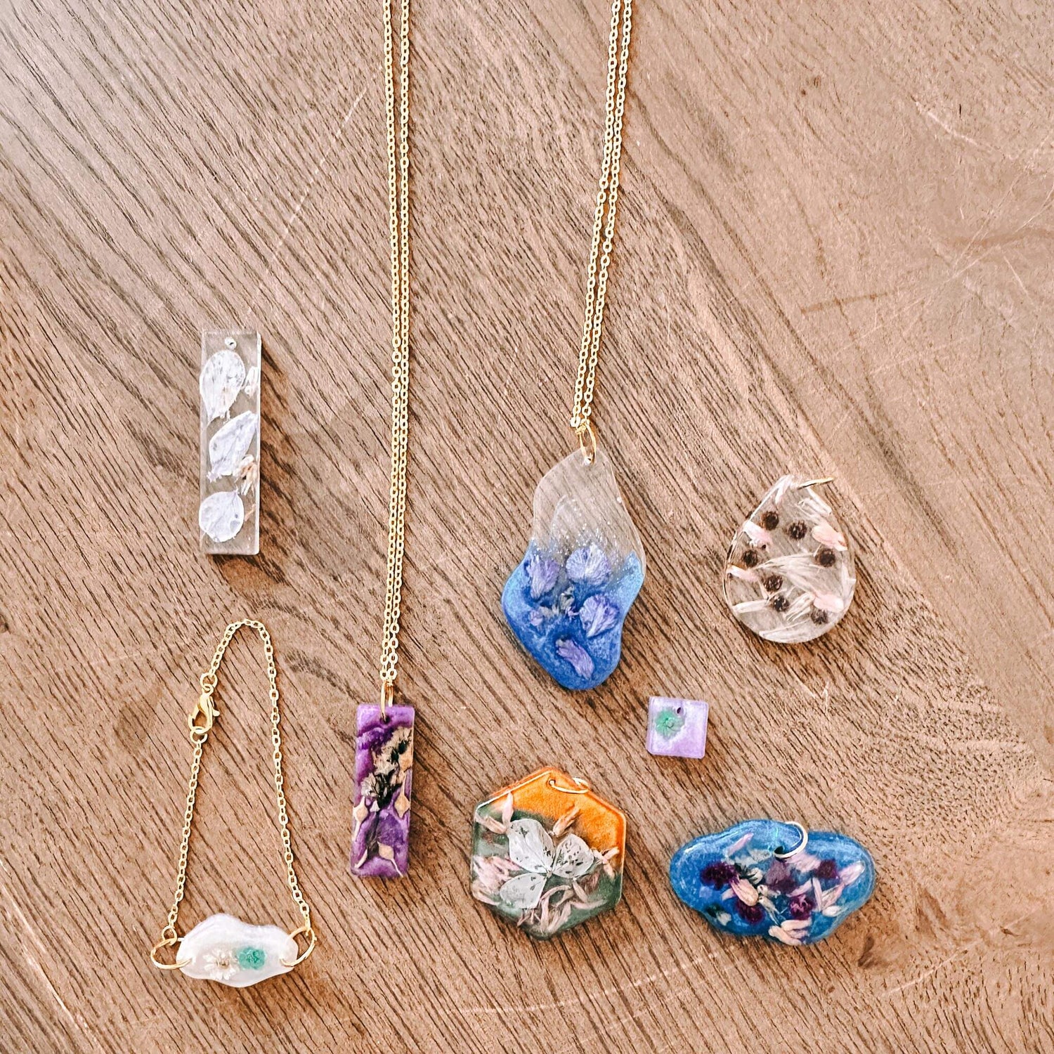 Ansicht verschiedener Trockenblumen-Anhänger – resin schmuck workshop, uv harz schmuck, auch für Firmenevents.