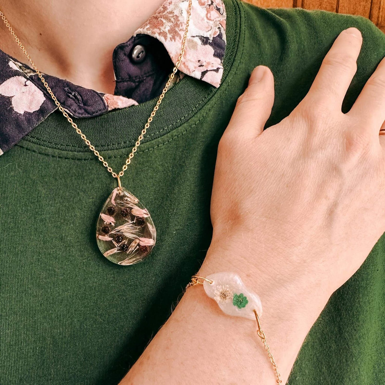 Kette am Hals und Armband mit Resin-Anhängern – resin schmuck workshop, handmade jewelry, auch für Firmenevents.