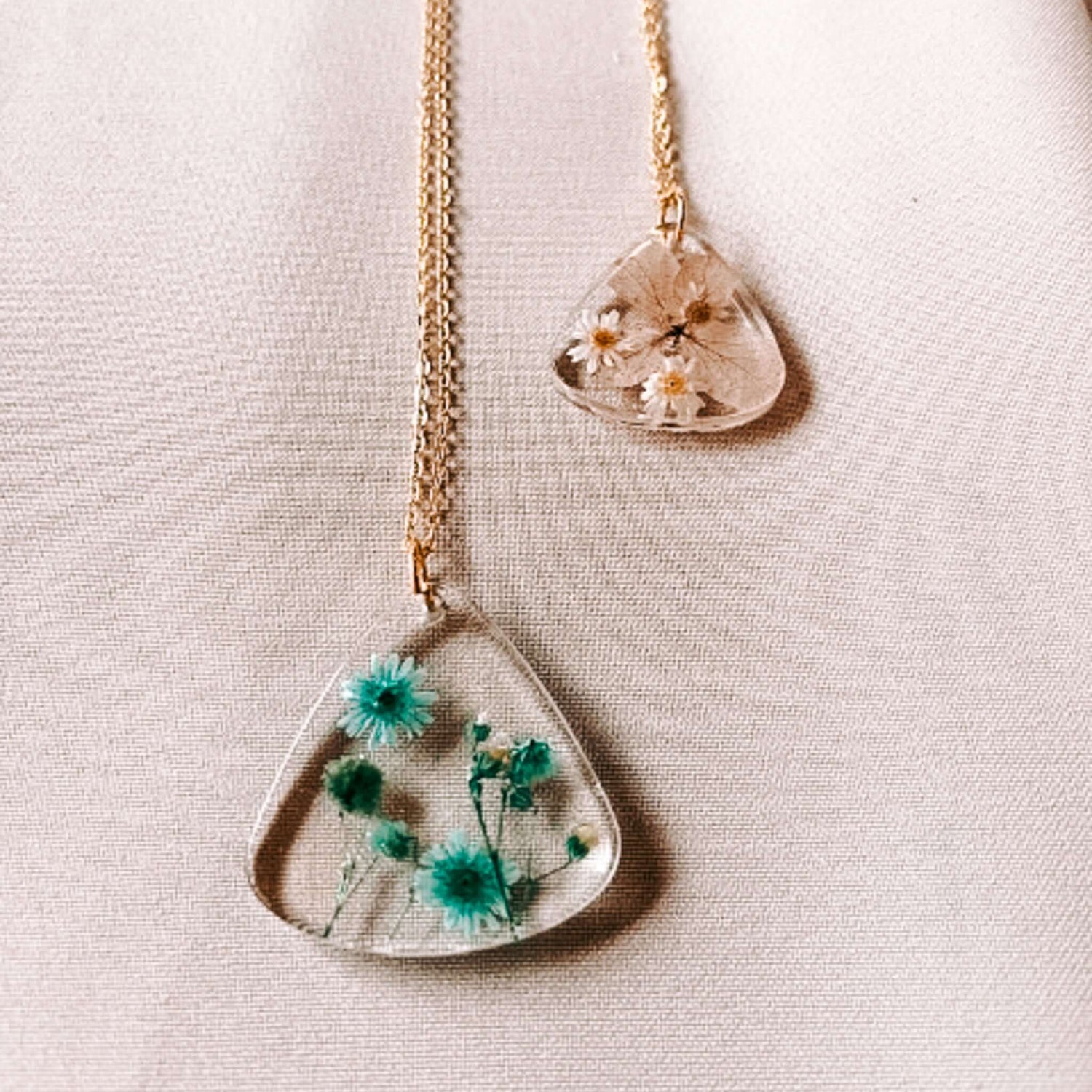 Zwei fertige Resin-Anhänger mit Trockenblumen und Kette – trockenblumen schmuck, resin jewelry, auch für Firmenevents.