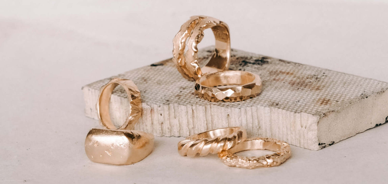 Goldschmuck mit verschiedenen Mustern entsteht im kreativen Schmuck Workshop im GRIMMS GARTEN.