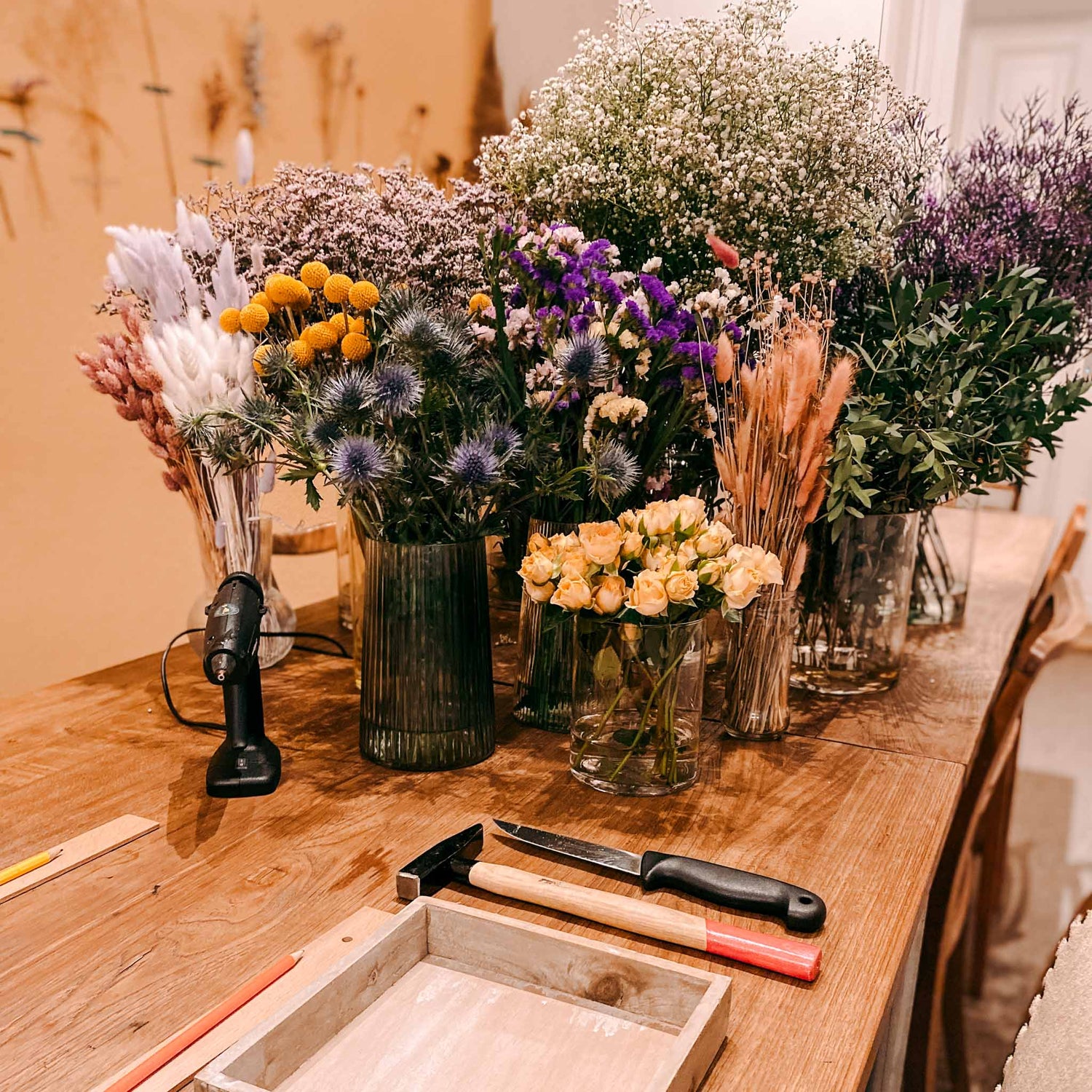 Arbeitstisch mit Blumen, Werkzeugen und Materialien – flower monogramm workshop, diy blumenletter.