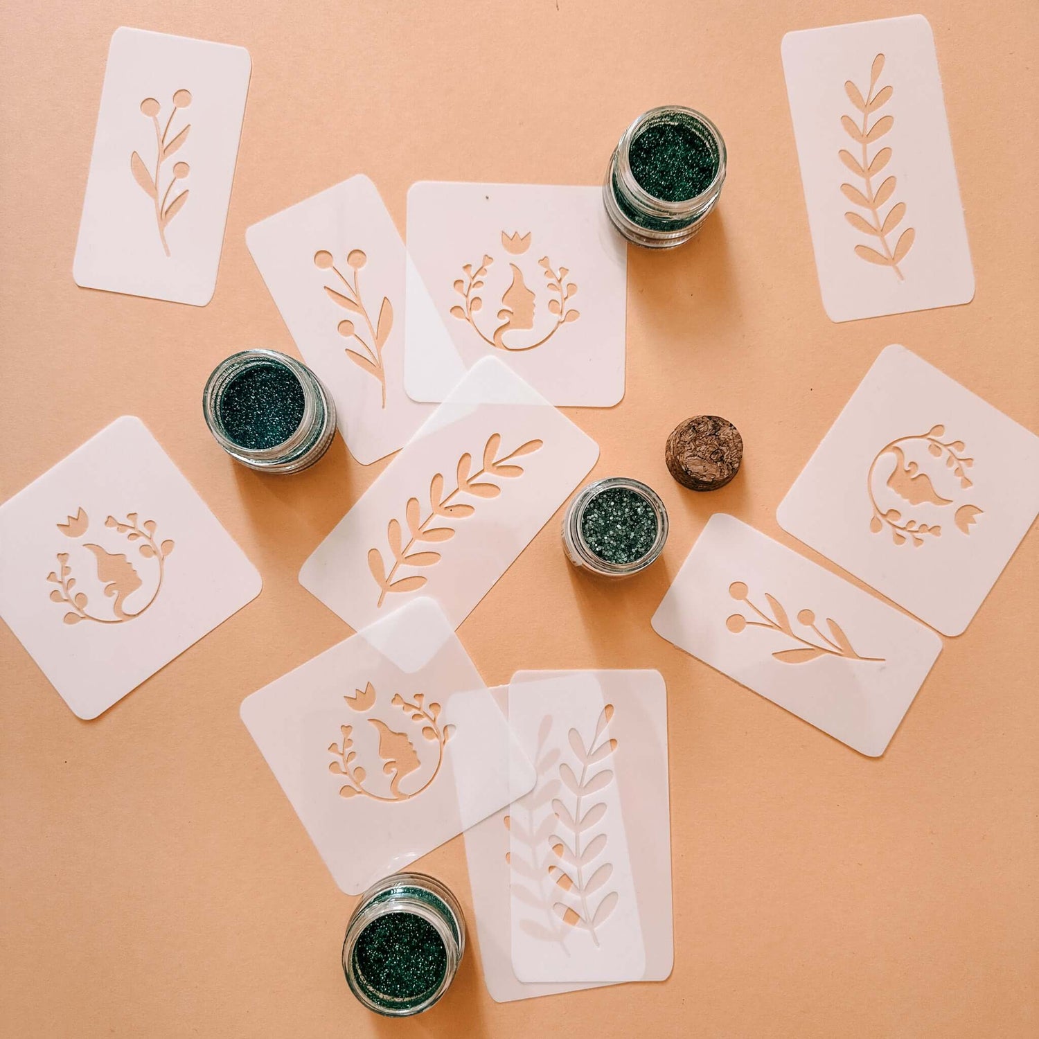 Verschiedene Schablonen und Glitzer auf Tisch verteilt – Bio-Glitzertattoos Workshop Team Event.