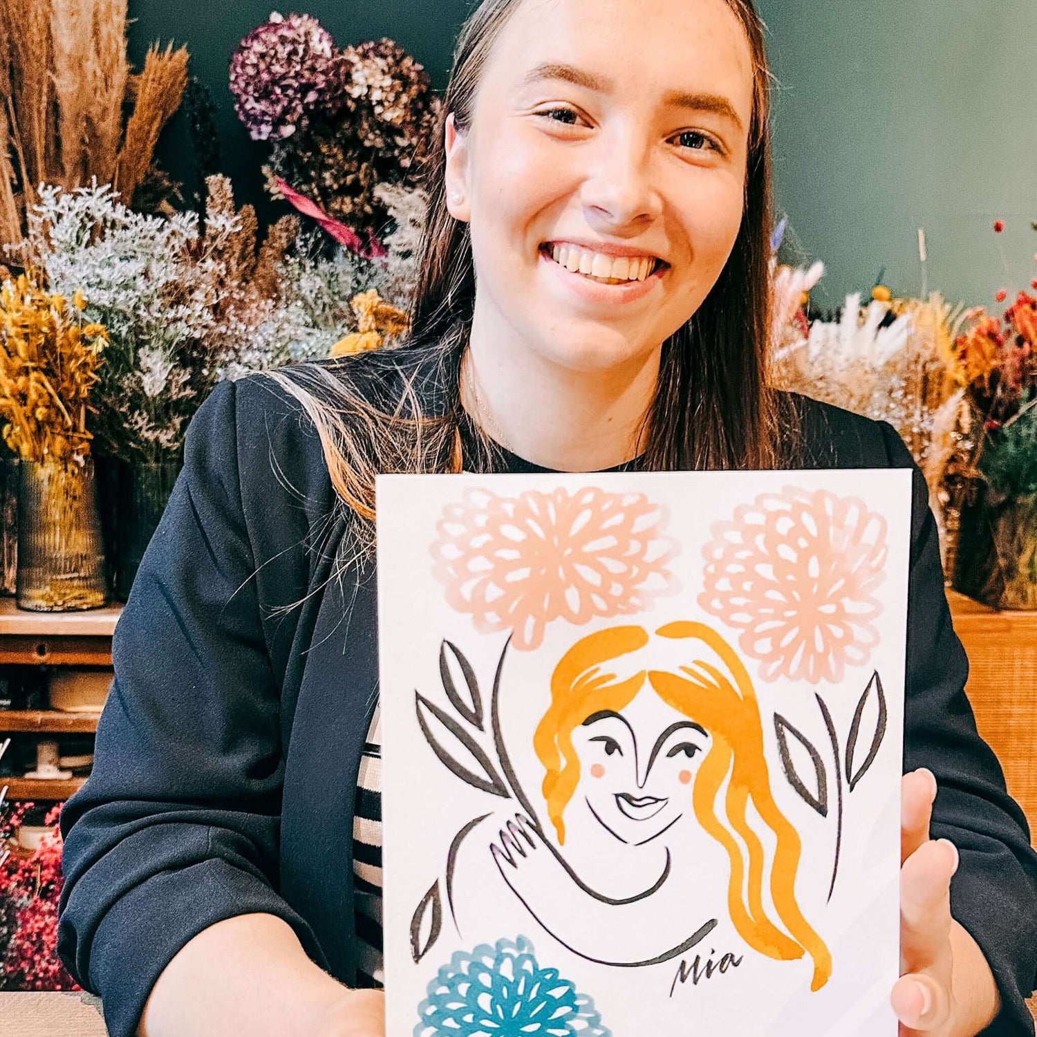 Frau hält fertiges Schnellportrait in die Höhe – individuelles Aquarell-Portrait für Firmenevent.