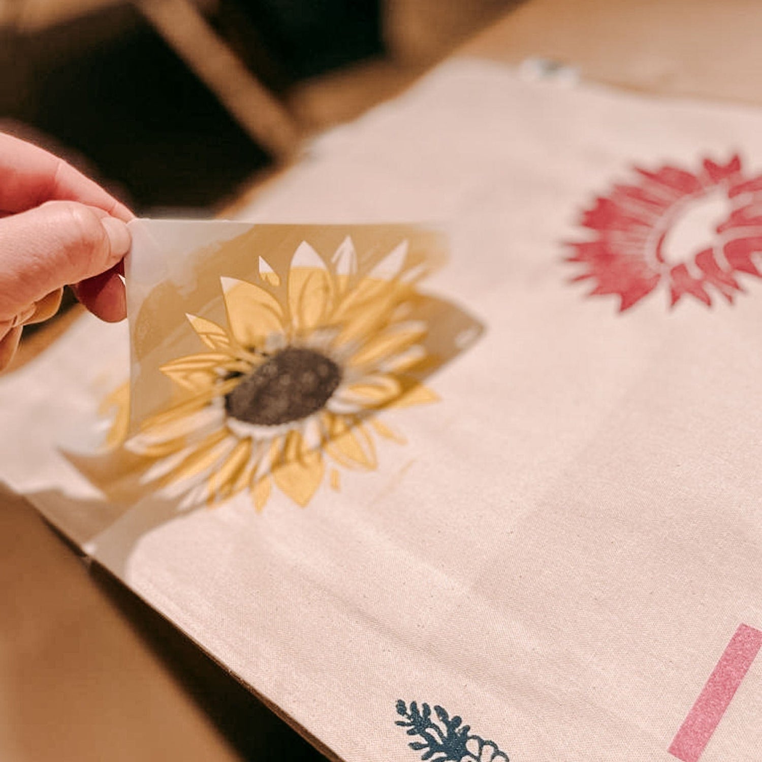 Gestempelte gelbe Sonnenblume auf Jutebeutel, DIY Workshop für kreative Gestaltung bei Grimms Garten Berlin