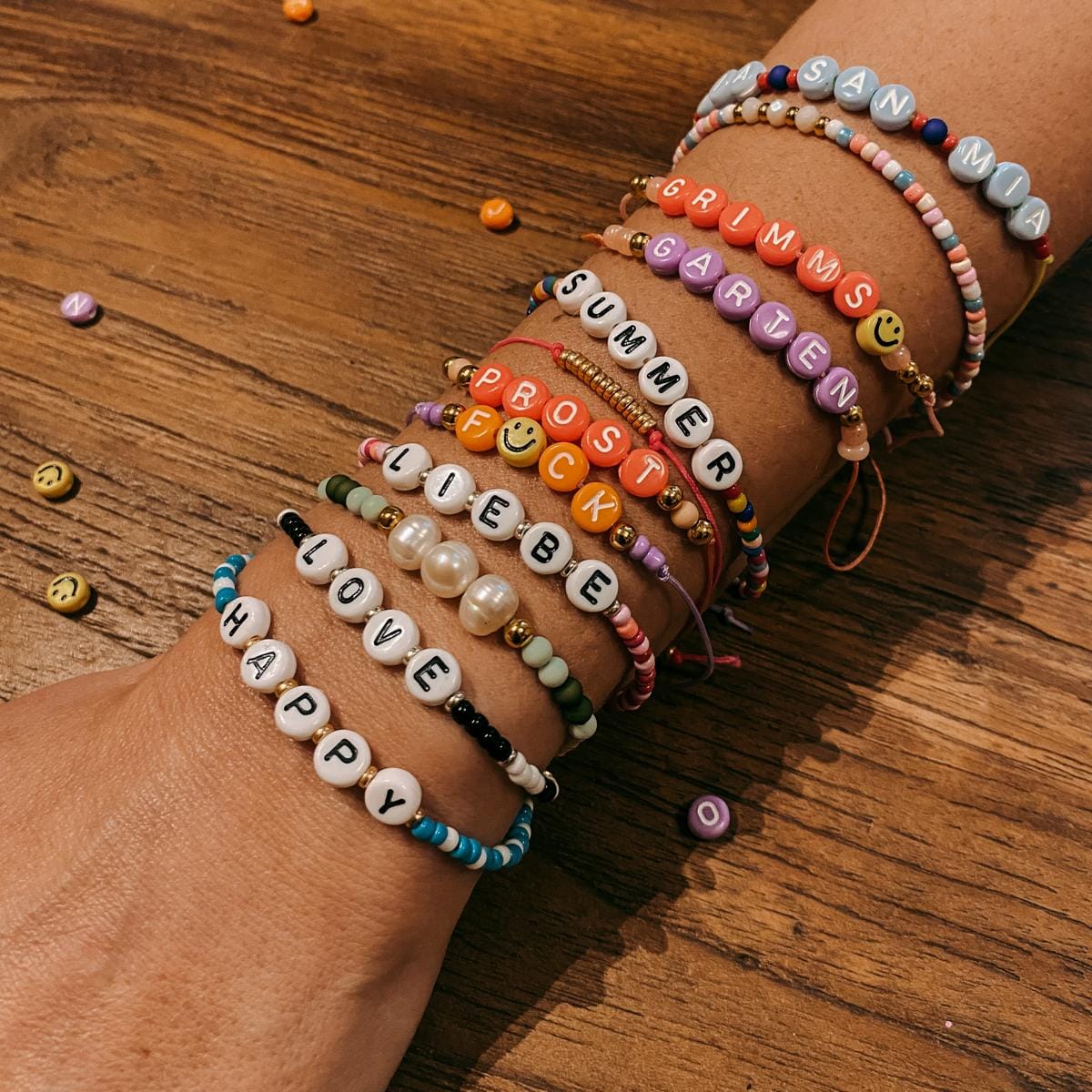 Viele verschiedene Perlenarmbänder am Arm getragen, DIY Schmuckworkshop bei Grimms Garten Berlin