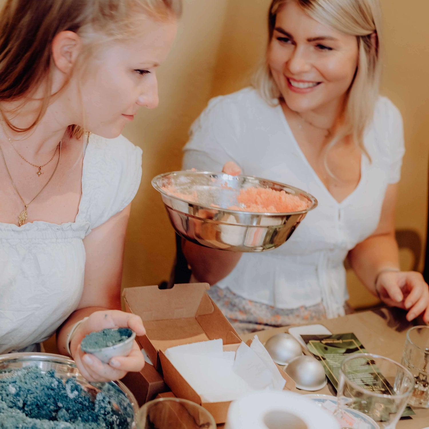 Zwei Teilnehmerinnen zeigen sich gegenseitig ihre Badekugel – Badekugel, DIY Badekugel, Entspannung zuhause.