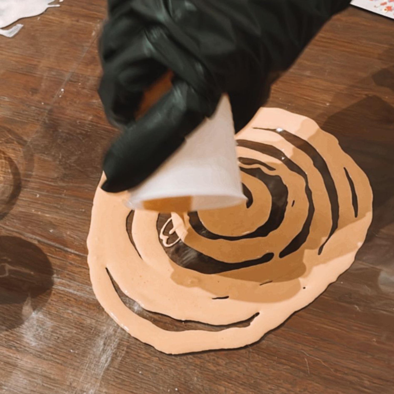 Hand gießt Terrazzo-Masse in Form – nachhaltiger Design Workshop für Teams in Berlin.