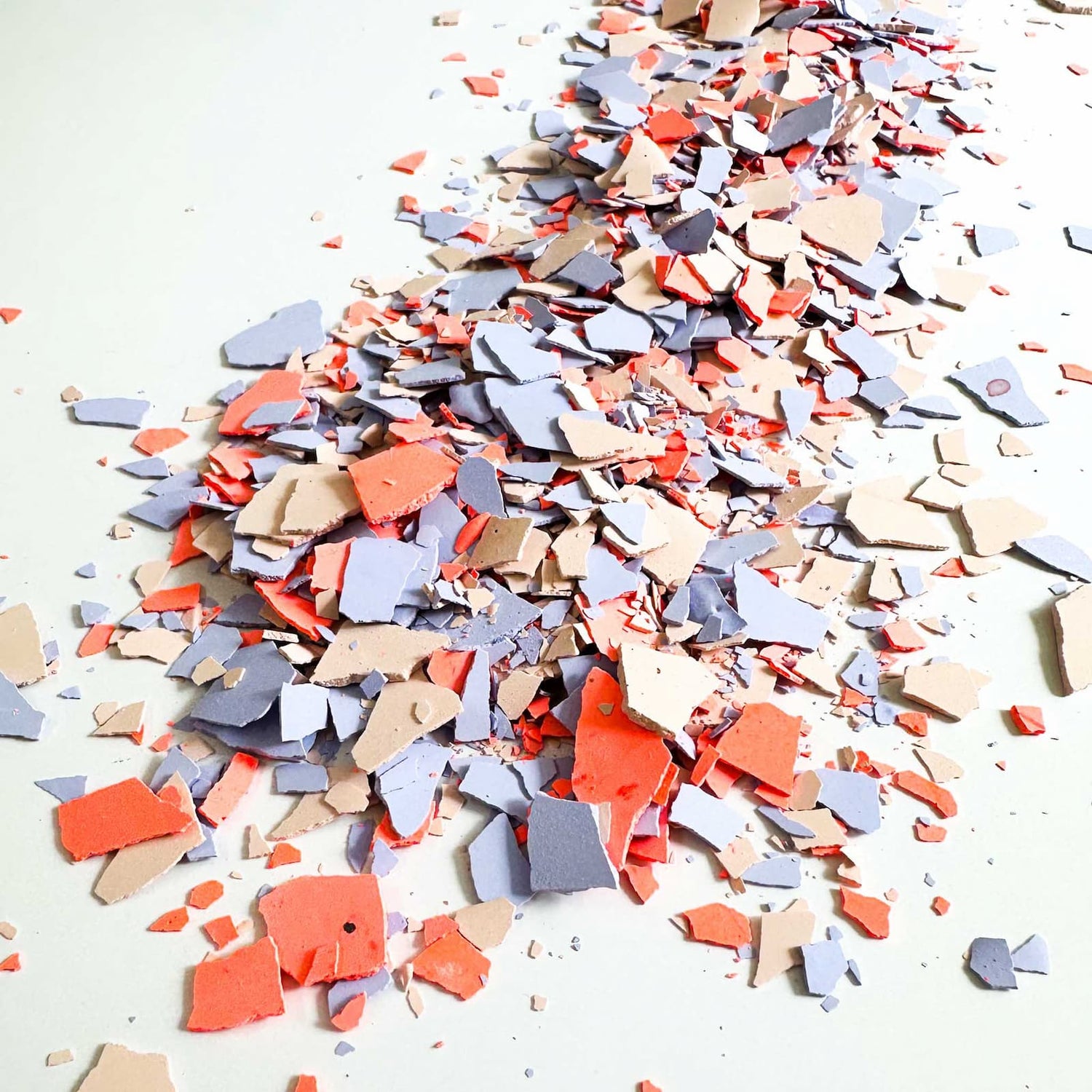 Bunte Terrazzo-Chips in Nahaufnahme, Details und Farben für kreativen Workshop sichtbar