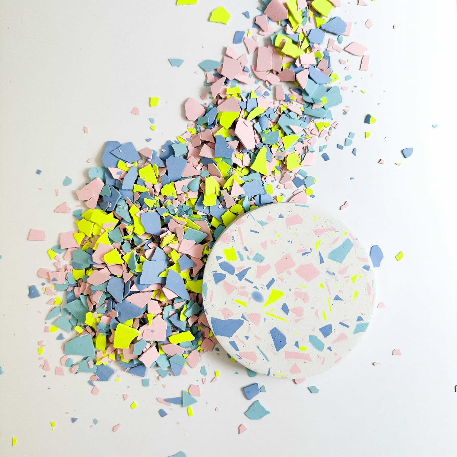 Bunte Terrazzo-Chips in leuchtenden Farben für kreativen Terrazzo-Workshop dekorativ arrangiert