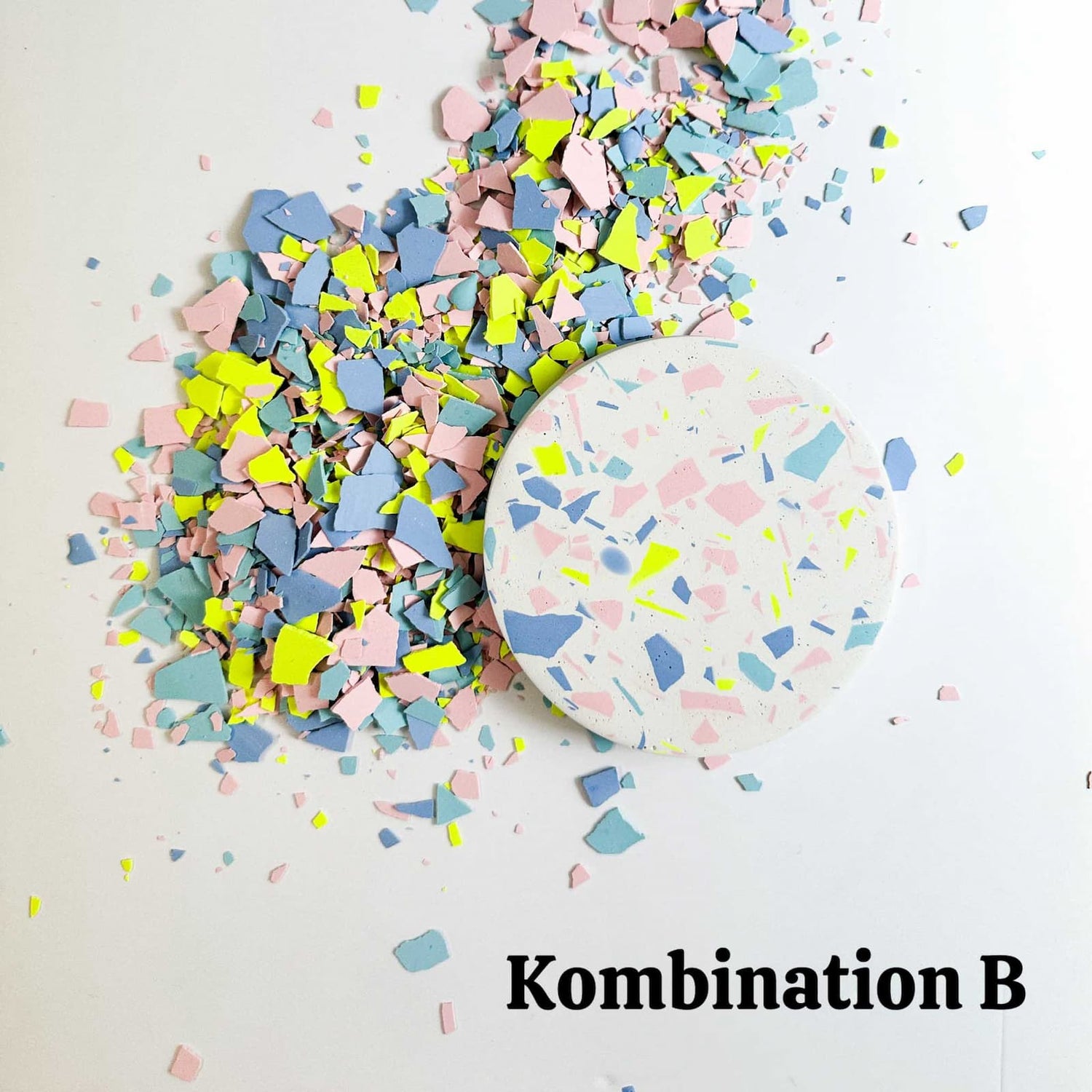 Terrazzo-Chips in Grün, Blau und Pink für kreativen Terrazzo-Workshop auf Arbeitsfläche verteilt