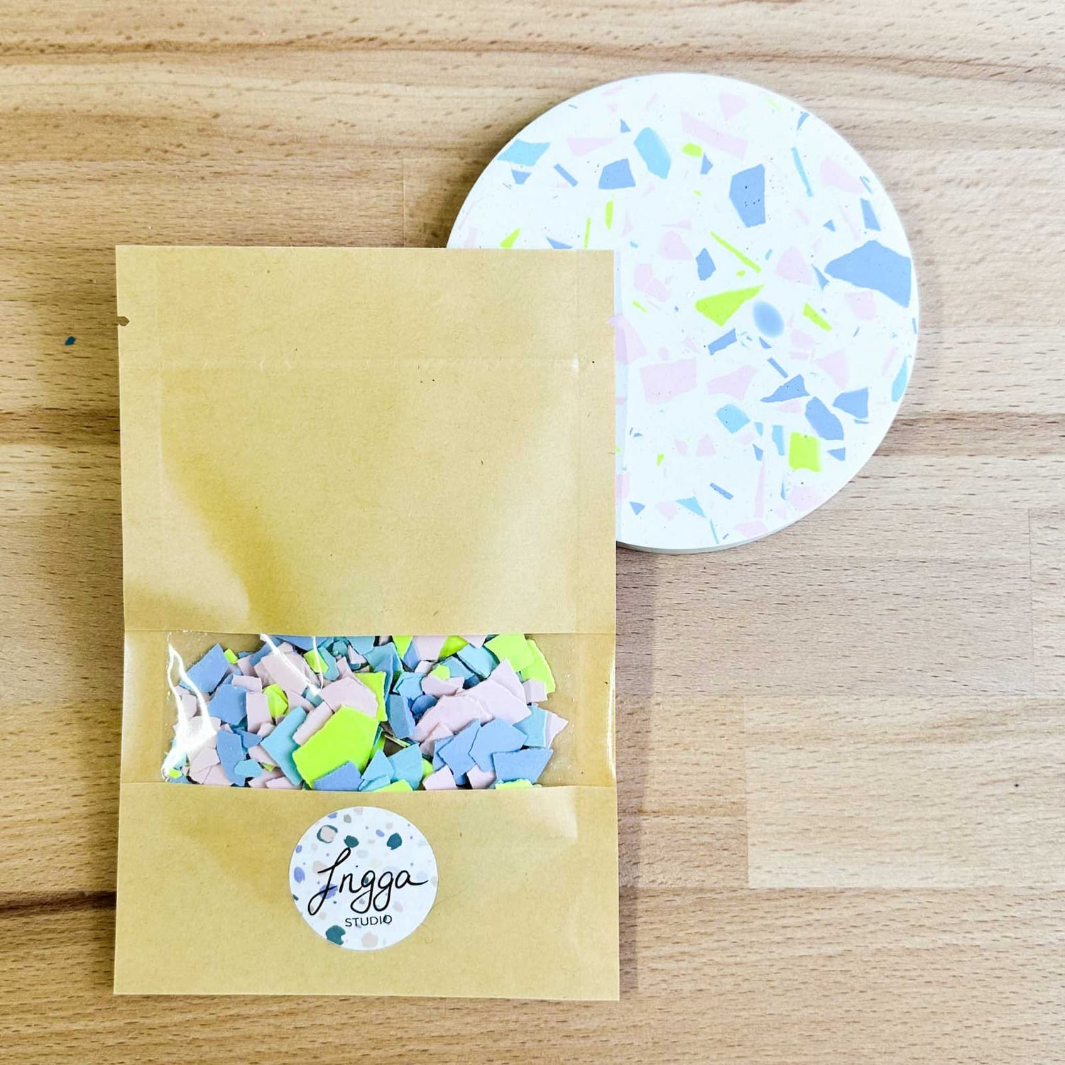 Terrazzo selbst gießen: Bunte Chips werden für kreativen Terrazzo-Workshop vorbereitet