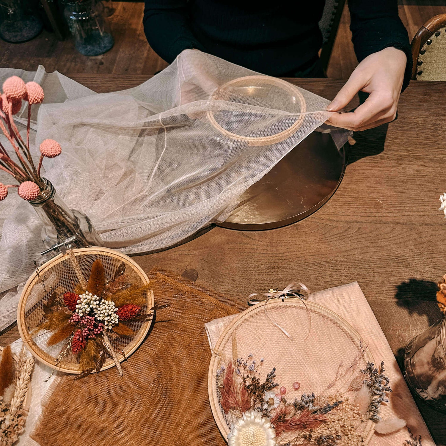 Zwei Hände fertigen Trockenblumenrahmen – Blumenrahmen selber machen, DIY Trockenblumen, florales Wandbild