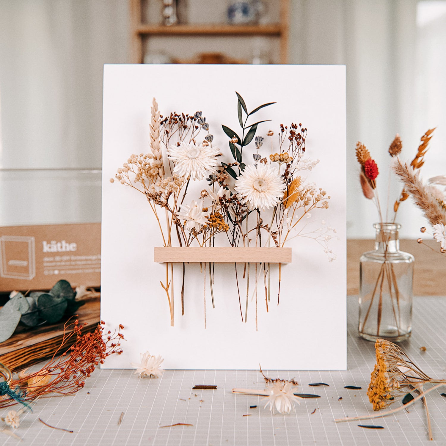 Fertiger Rahmen mit verschiedenen Blumen – trockenblumen kunstwerk workshop.