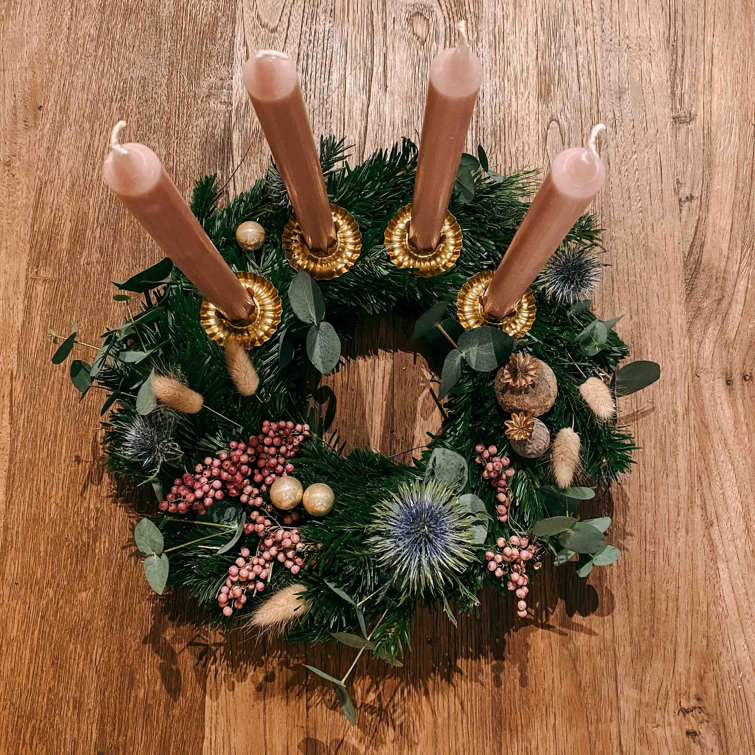 Fertiger Adventskranz DIY Box Aschenputtel mit rosa Kerzen und goldenen Akzenten für festliche Deko.