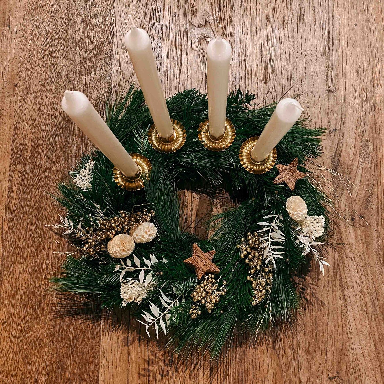 Fertiger Kranz mit weißen Kerzen und Deko in Weiß, Gold und Braun – stilvolle Weihnachtsbox.