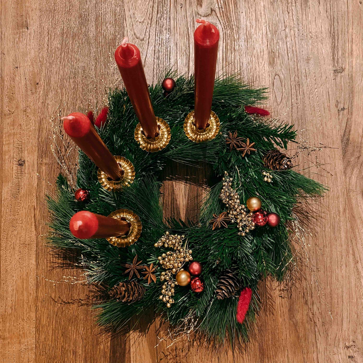Adventskranz mit vier roten Kerzen und goldener Deko – festliche DIY Weihnachtskranz Box Rotkäppchen.
