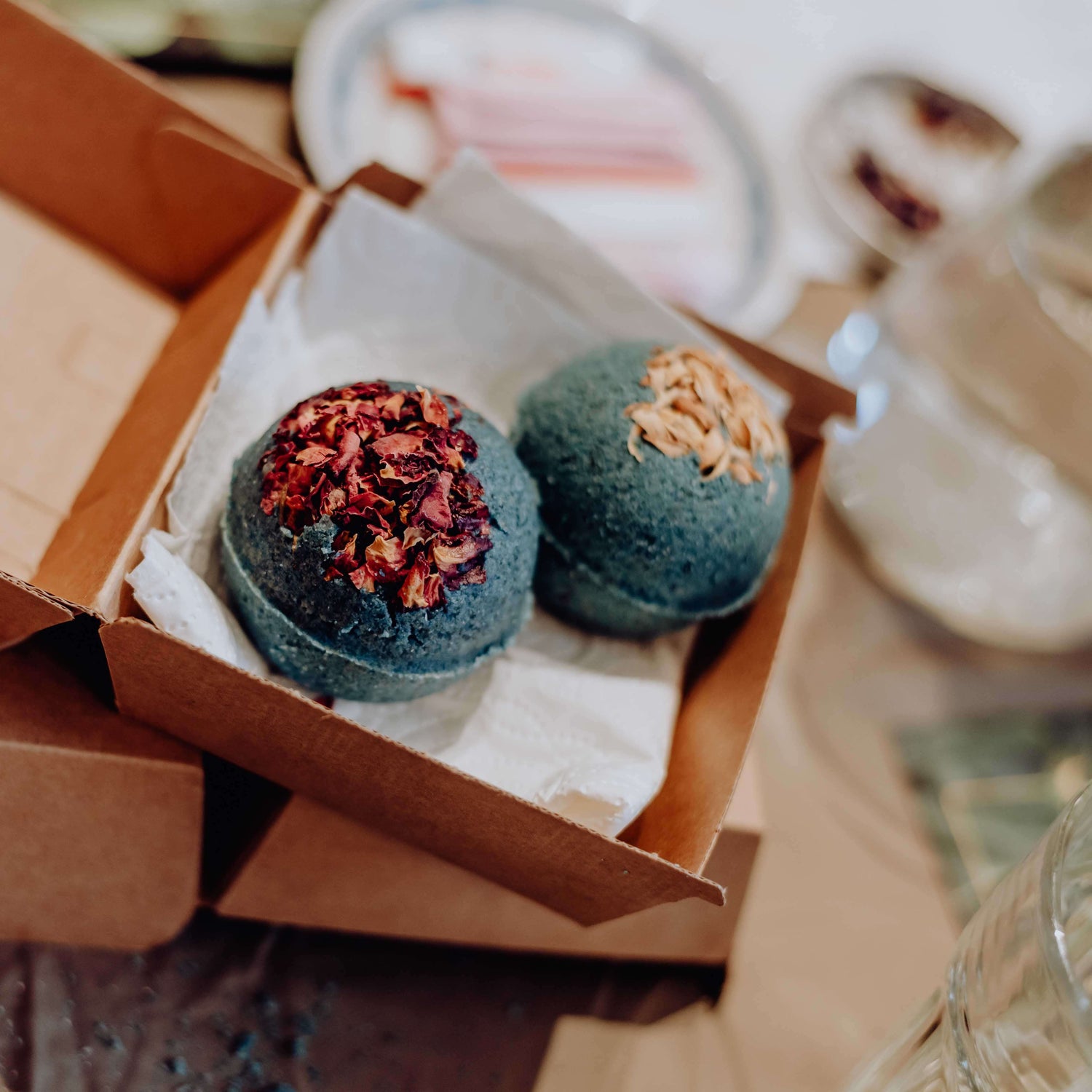 Zwei blaue Badekugeln in einer Schachtel – Badekugel, DIY Badekugel, Badebombe.