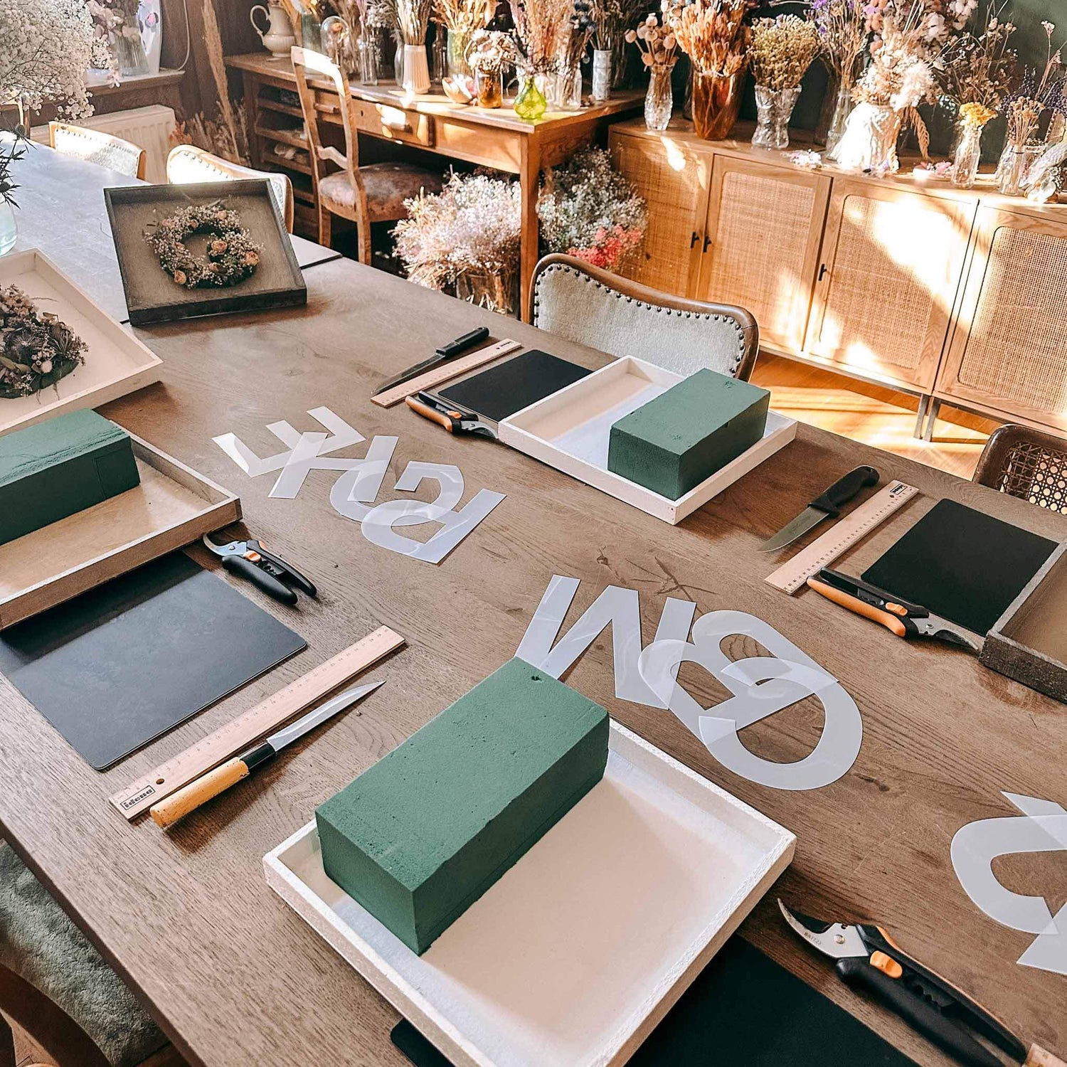 Tisch mit ausgeschnittenen Buchstaben, Schaumstoff, Werkzeugen und Rahmen – diy blumenletter, flower monogramm