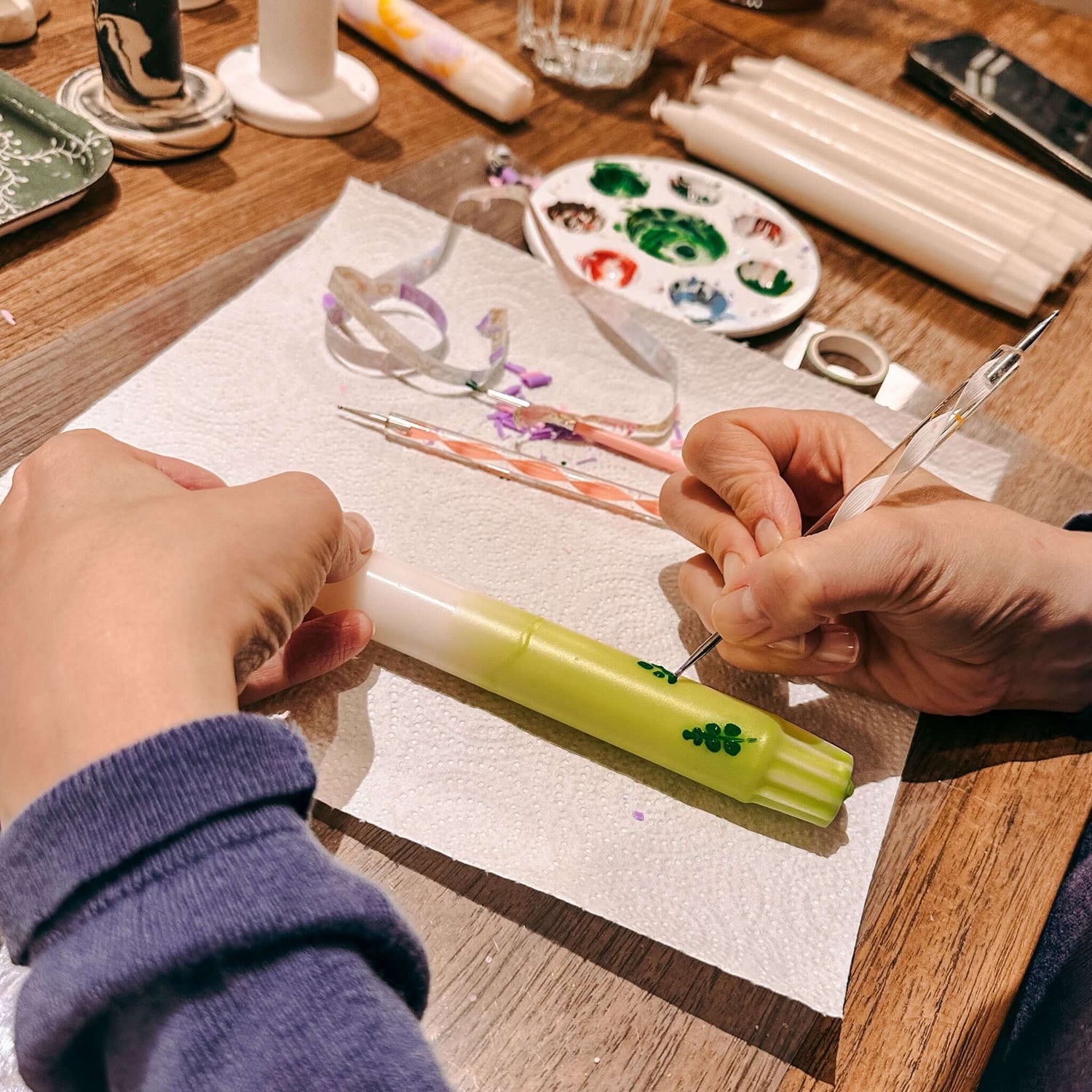 Hand bemalt Kerze mit dunkelgrünem Wachs – DIY Kerzen Workshop Schritt für Schritt.