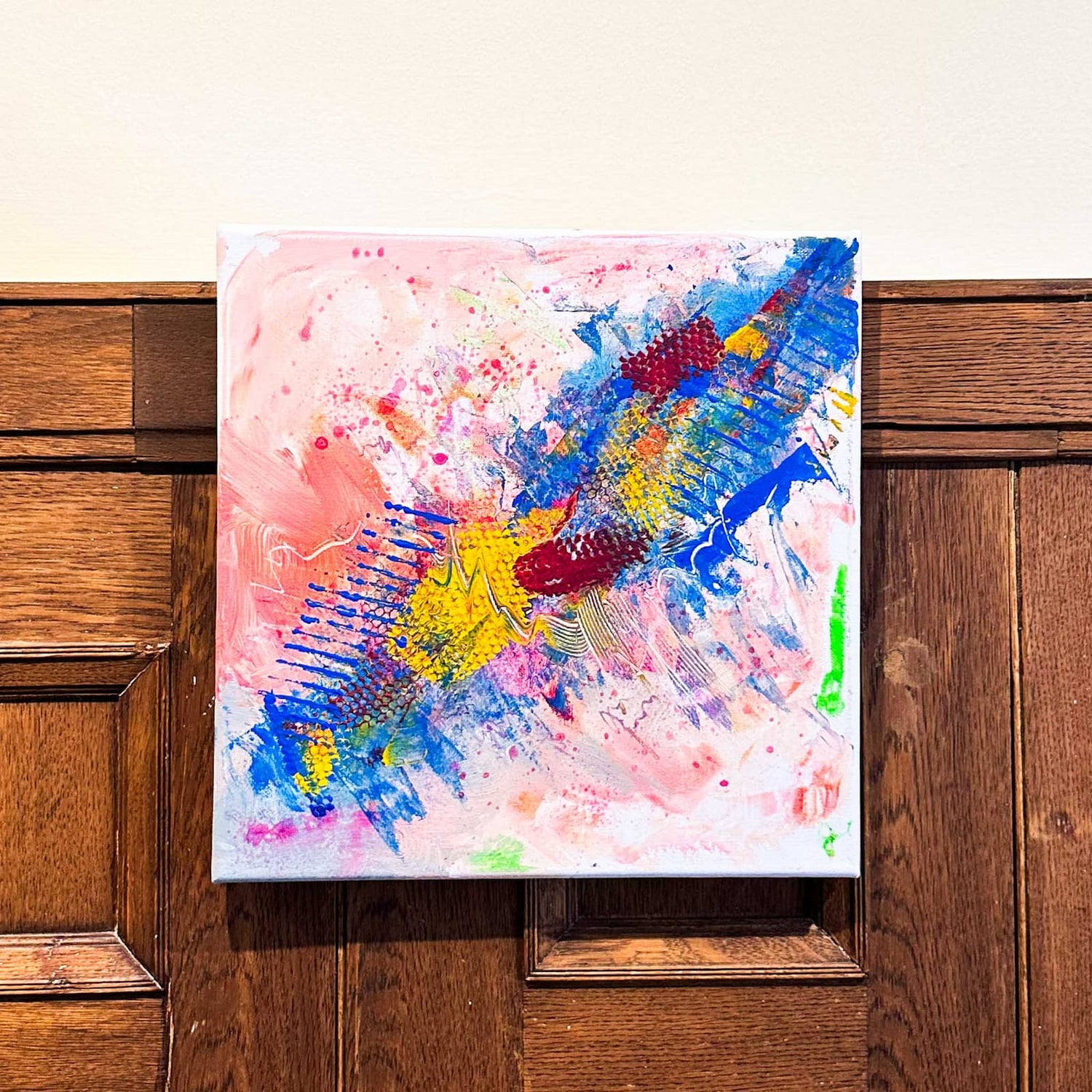 Abstrakt bemalte Leinwand an der Wand beim kreativen Acryl Workshop von GRIMMS GARTEN Berlin