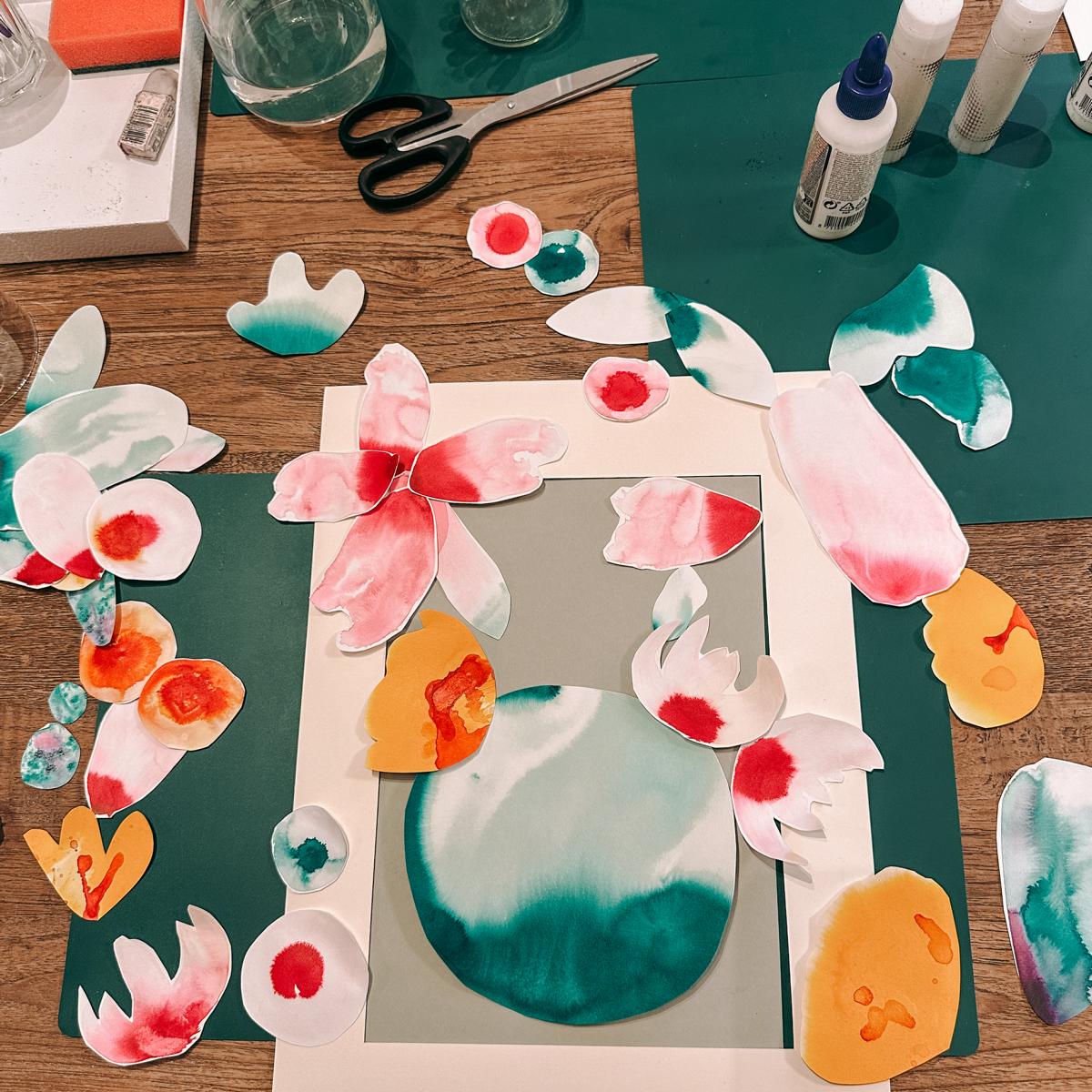 Fast fertiges Flower Bouquet auf Tisch – Aquarellblüten und Vase noch zum Ausschneiden bereit.