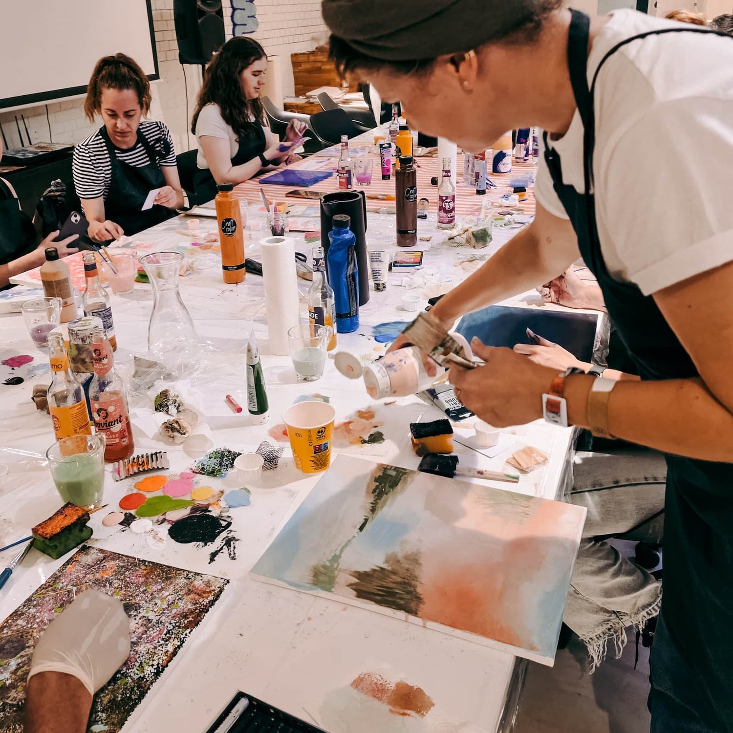 Abstrakte Malerei mit Acrylfarben - Teamevent
