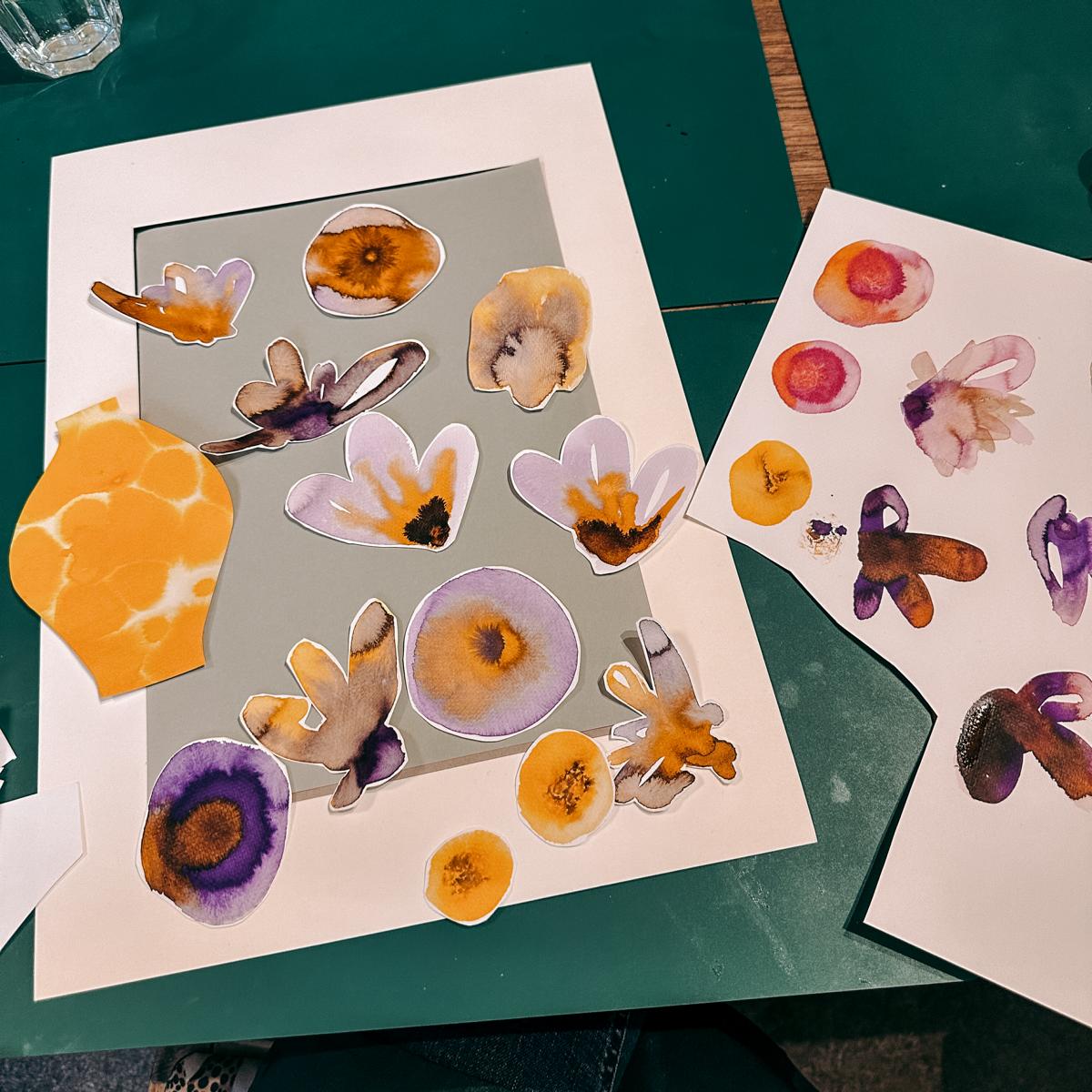 Verschiedene Blumenteile und Vasen auf Rahmen auf Tisch verteilt – Aquarell Flower Bouquet Workshop.