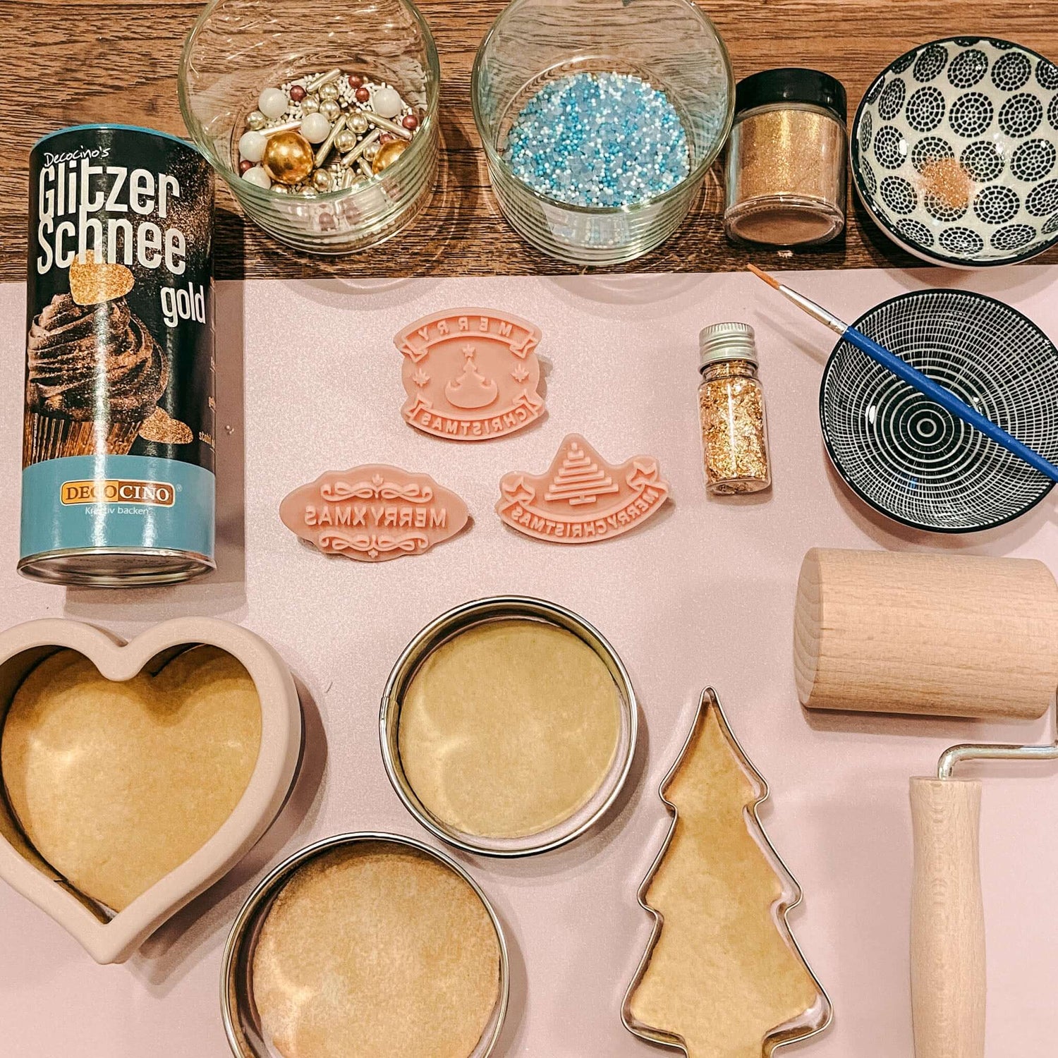 Ausstechformen, Pinsel und Fondantfarben auf Tisch – fondant kekse selber machen.Auch als Firmenevent buchbar.