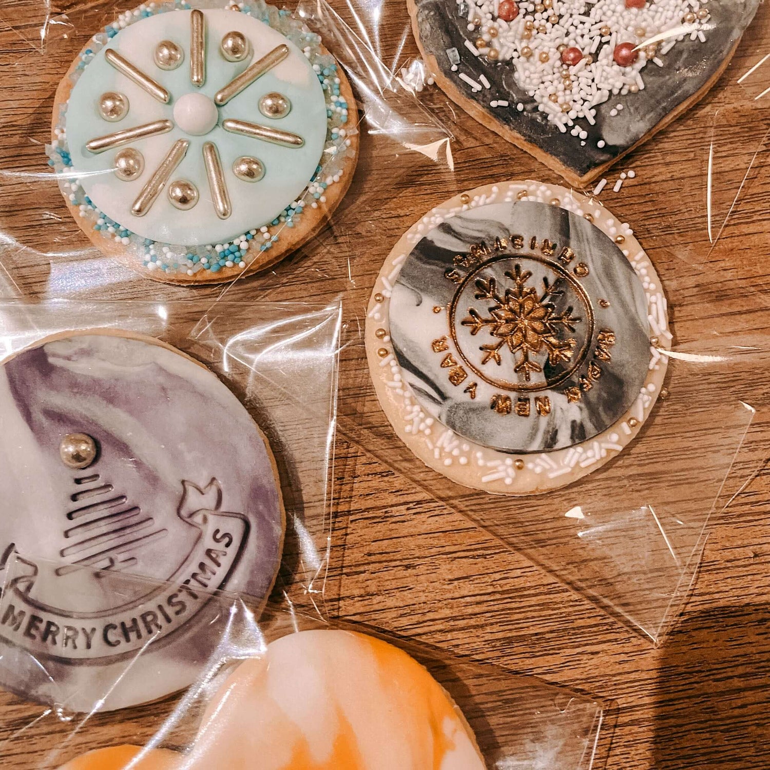 Weihnachtskekse mit weißem Fondant und goldenen Akzenten – fondant kekse weihnachten ideen.Auch als Firmenevent buchbar.