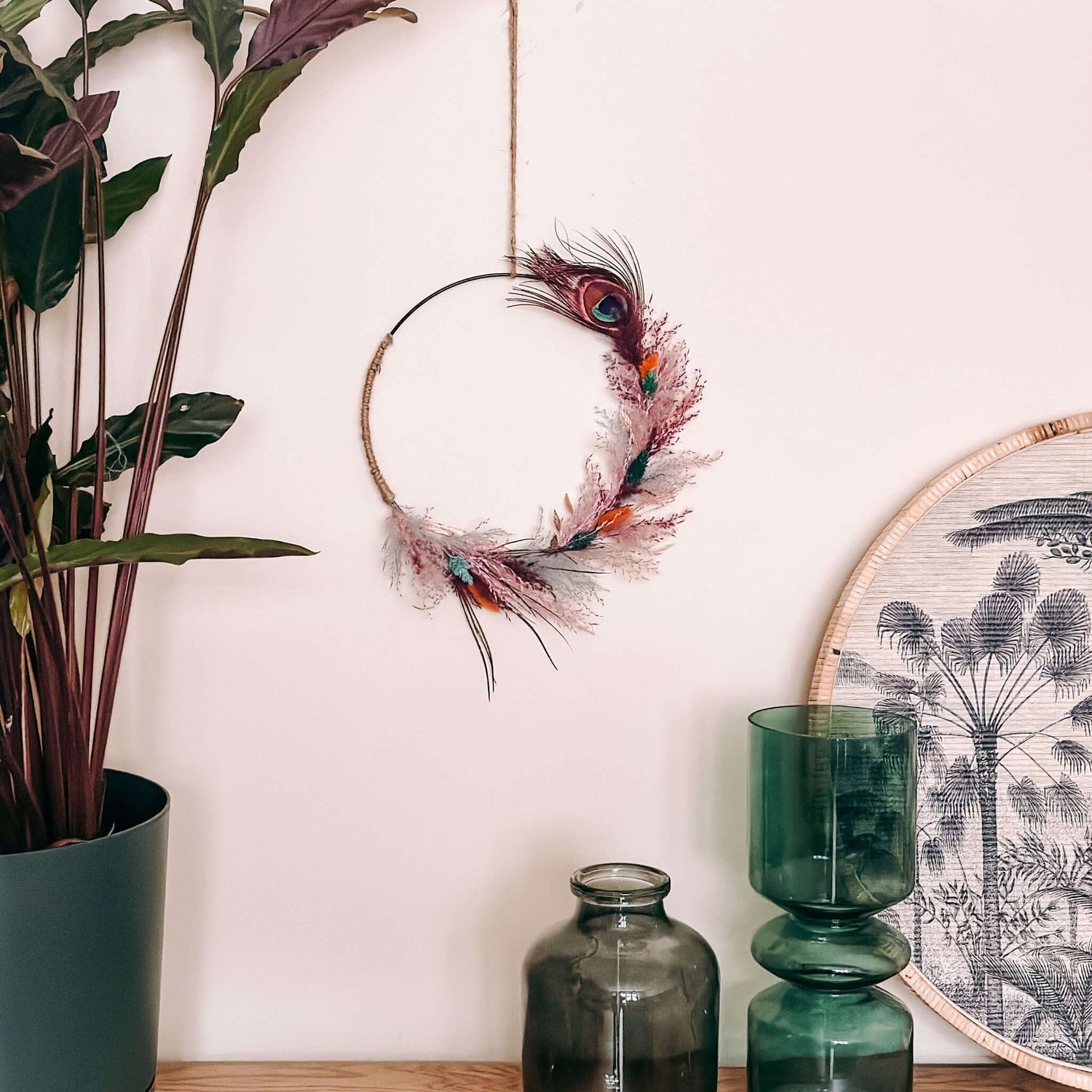 DIY Trockenblumenring Pfauenauge in Rosa- und Pinktönen als stilvolle Wanddekoration.