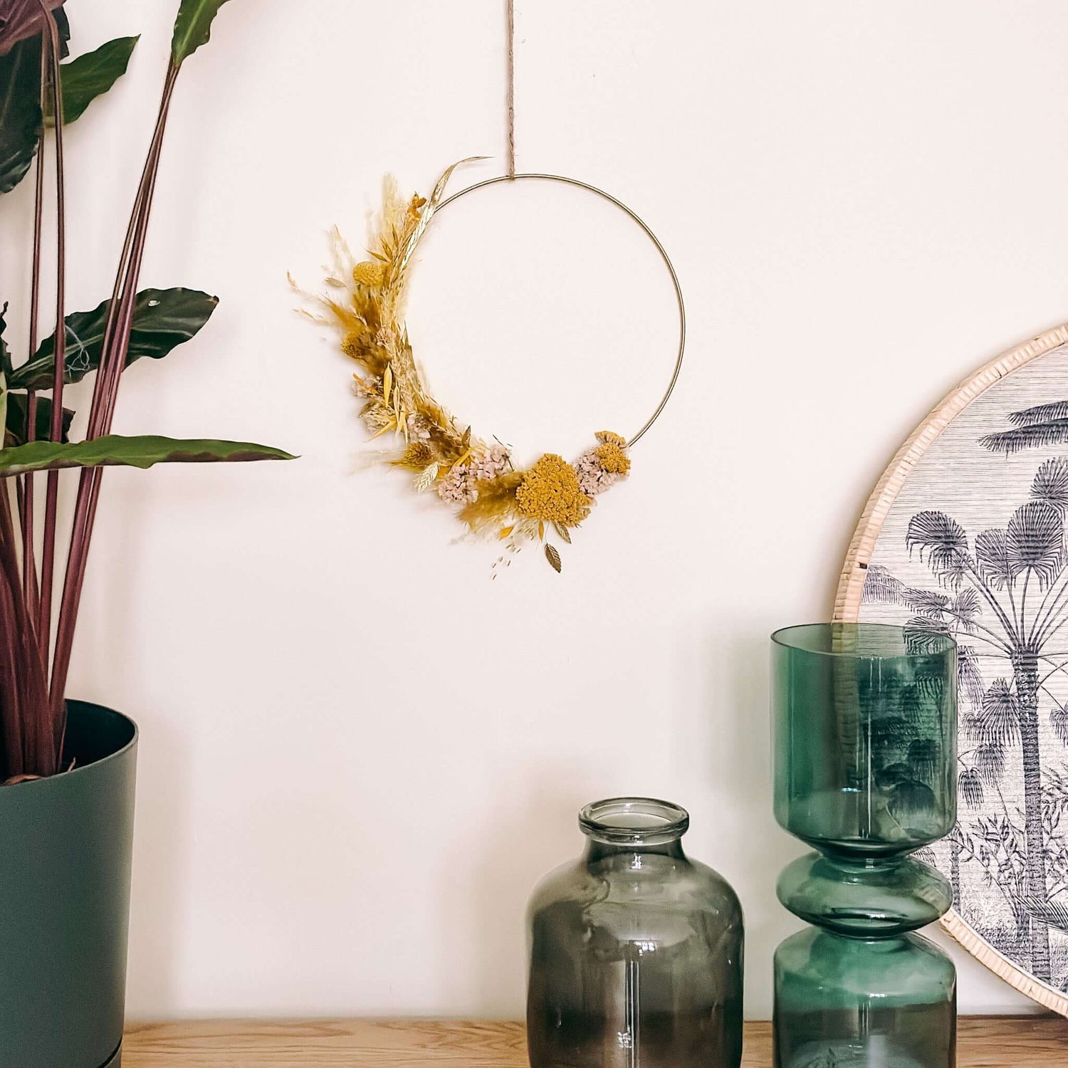 Hängender Trockenblumenring Sonnenlicht an Wand – leuchtende DIY Wanddeko mit Naturblumen.