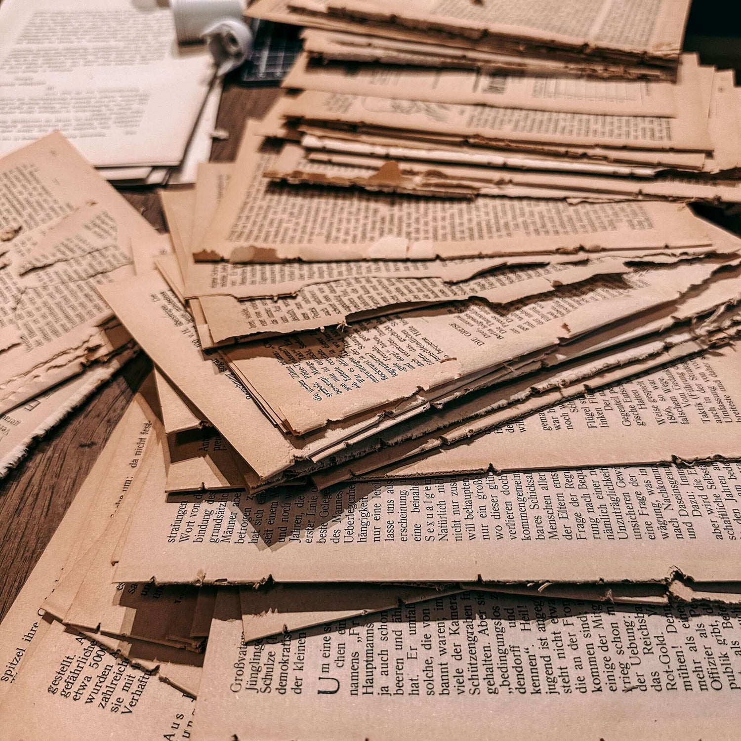 Viele ausgerissene Buchseiten aufeinander – upcycling kunst, buchseiten deko, diy projekt. Auch für Firmenevents.