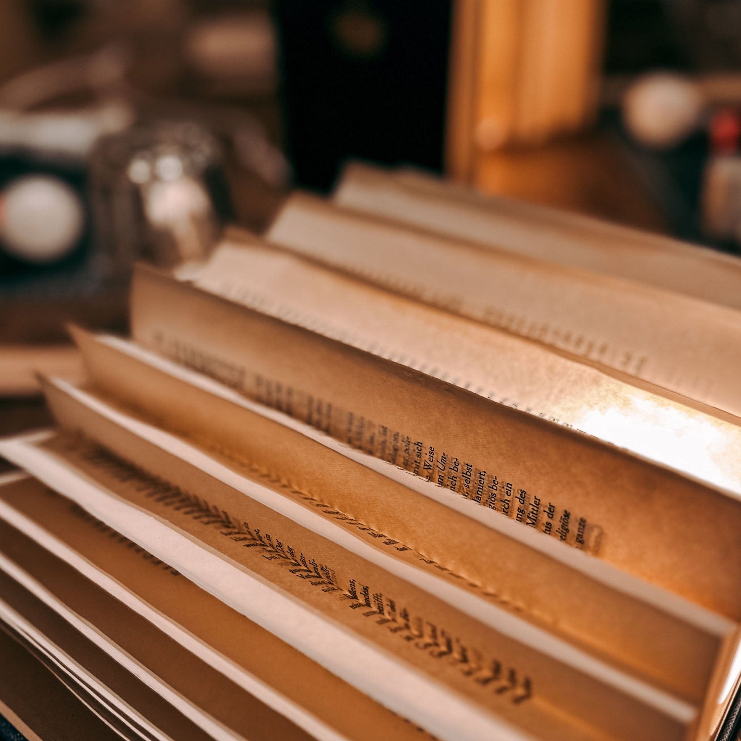 Leuchtende Buchlampe in Nahaufnahme der Seiten – buchlampe, upcycling kunst, nachhaltiges licht. Auch für Firmenevents.