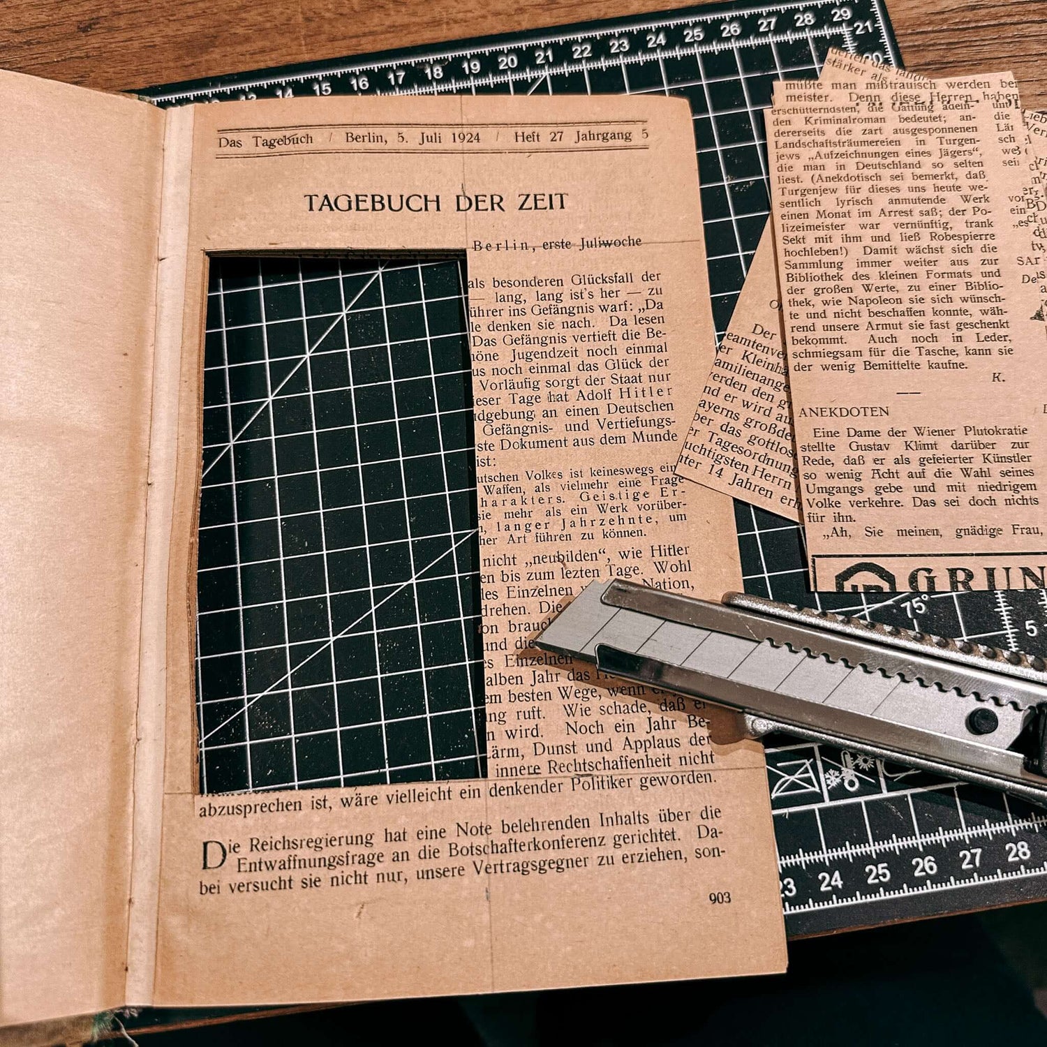 Ausgeschnittene Buchseite mit Loch und Cuttermesser – buch upcycling, diy basteln, kreative lampe. Auch für Firmenevents.