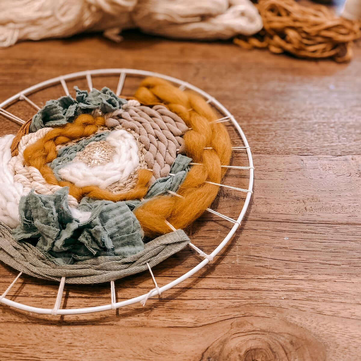 Fertiger Rundweben in Orange und Blau – Boho Wandbild aus Wolle, handgemacht im Webkurs Berlin.