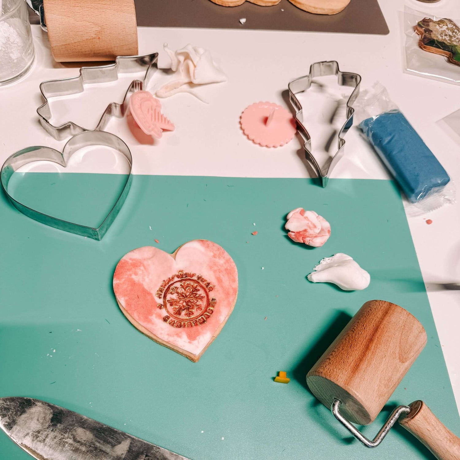 Detailaufnahme bunter fondant kekse in Herz- und Sternform – plätzchen dekorieren ideen.Auch als Firmenevent buchbar.