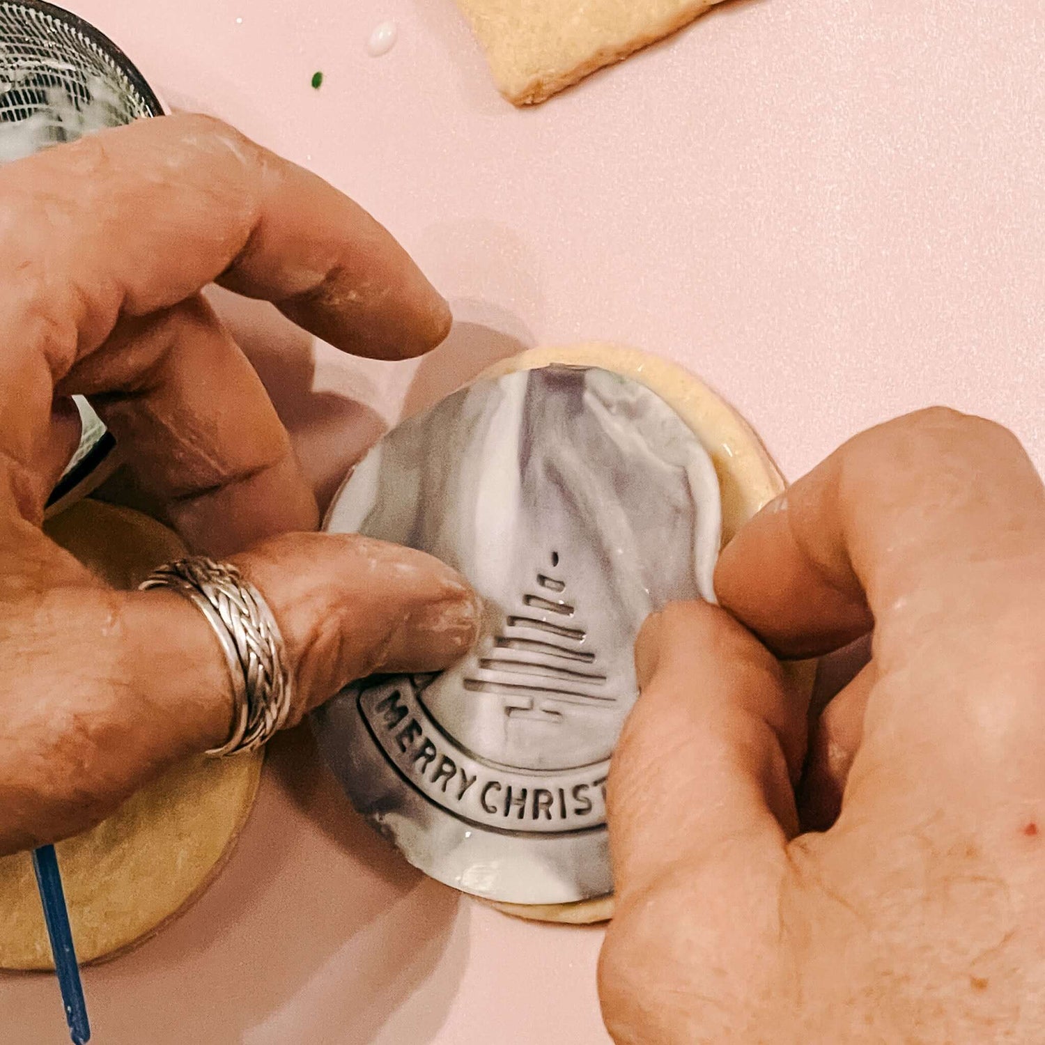 Hände dekorieren keks mit grauen Fondant und Perlen – keks dekorieren weihnachtsplätzchen.Auch als Firmenevent buchbar.