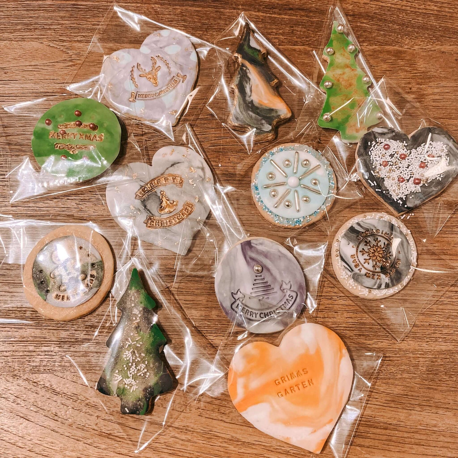 Fertige weihnachtskekse mit Glitzer, Schriftzügen und Zuckerdeko – fondant kekse ideen.Auch als Firmenevent buchbar.