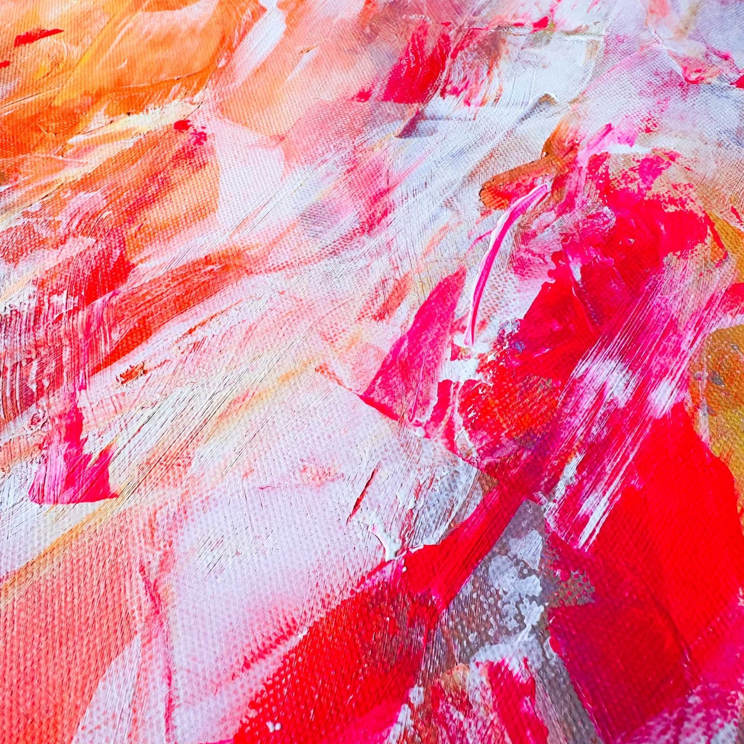 Nahaufnahme abstrakt bemalter Leinwand mit verschiedenen Pinktönen beim Acryl Workshop von GRIMMS GARTEN Berlin