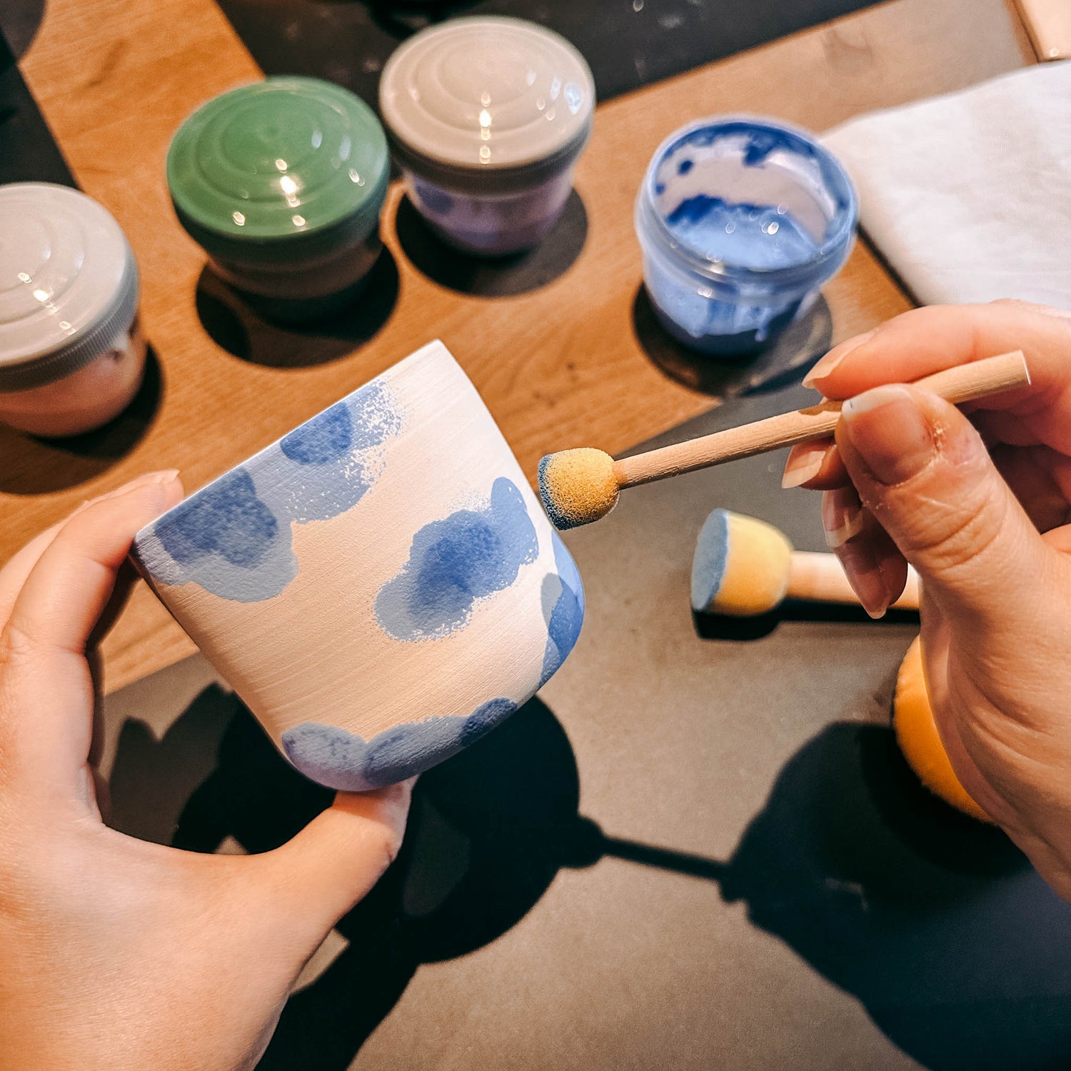 Hand bemalt Keramik mit blauen Wolken – kreativer Keramik Workshop in Berlin